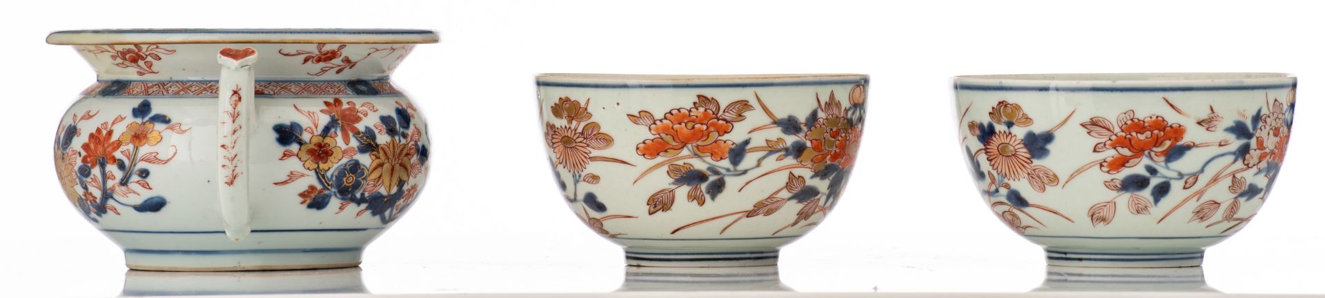 A lot of a Chinese Imari chamber pot and two bowls, decorated with flower branches, ca. 1740 - 1750, - Bild 5 aus 7