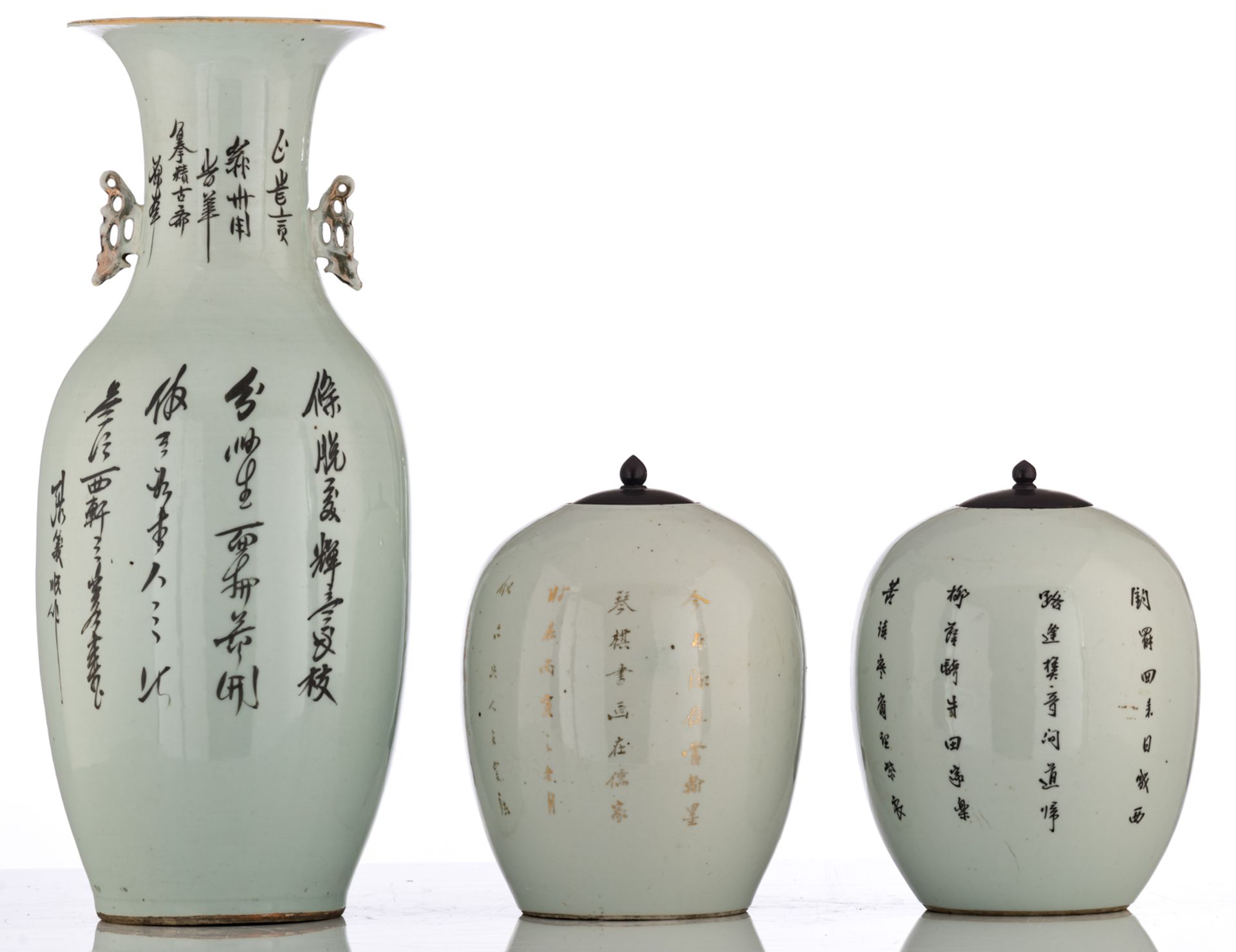 A Chinese famille rose vase, decorated with a gallant garden scene and calligraphic texts; added two - Bild 3 aus 6