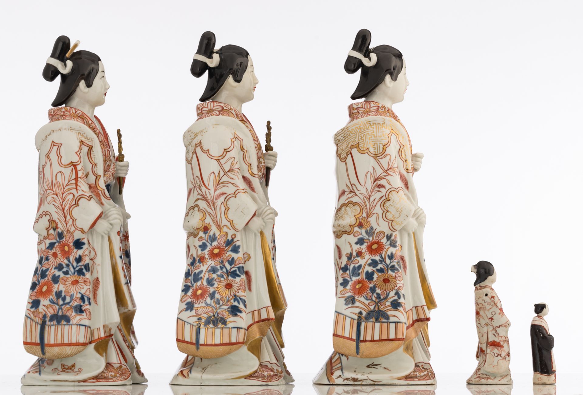 A lot of various Japanese Arita Imari figures, consisting of a set of three large female, one small - Bild 4 aus 6