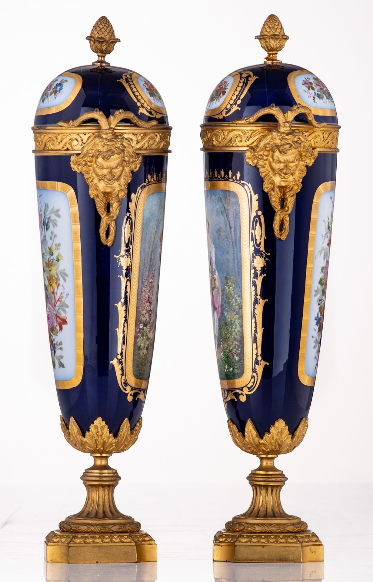 A pair of covered vases with gilt bronze mounts, decorated with a mother and child to the front and - Bild 3 aus 10