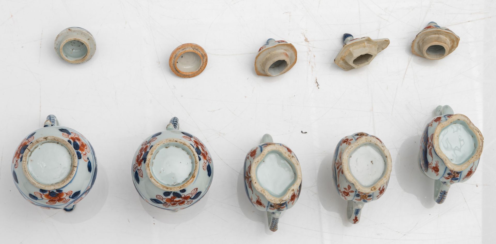 A lot of two small Chinese porcelain Imari ewers and three ditto creamers, mid 18thC, H 13,5 - 15,5 - Bild 7 aus 7