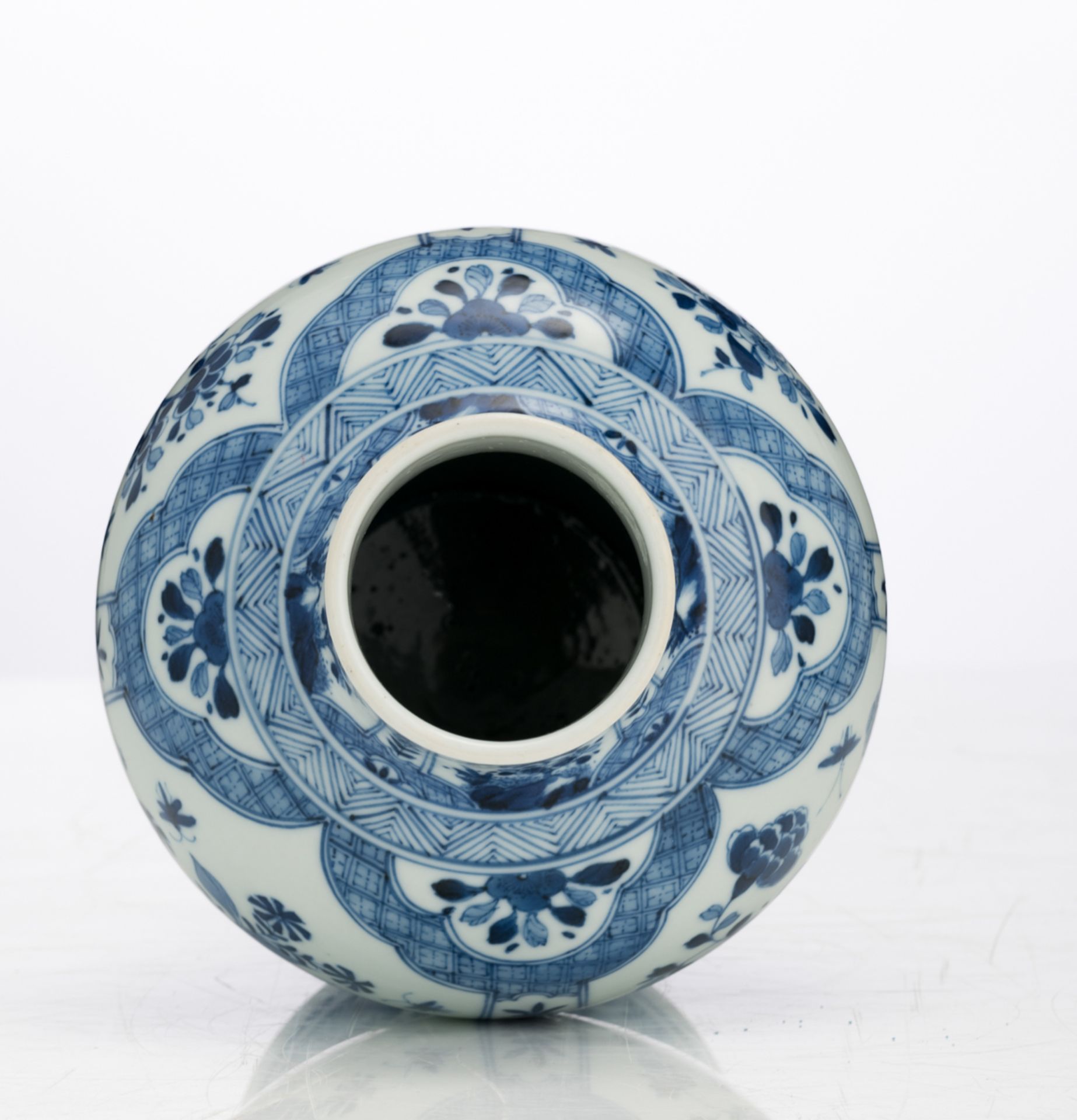 A Chinese blue and white baluster shaped vase, the roundels decorated with flower branches and butte - Bild 5 aus 6