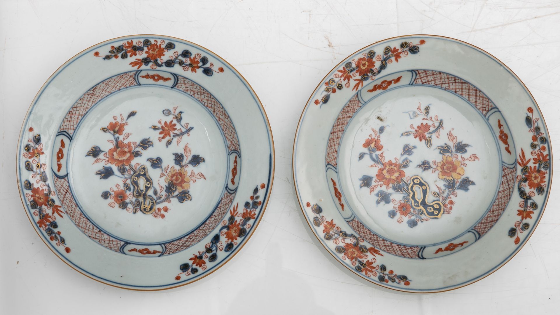 A lot of 35 Chinese Imari porcelain dishes, second quarter of the 18thC, ø 22 - 28 cm - Bild 14 aus 15