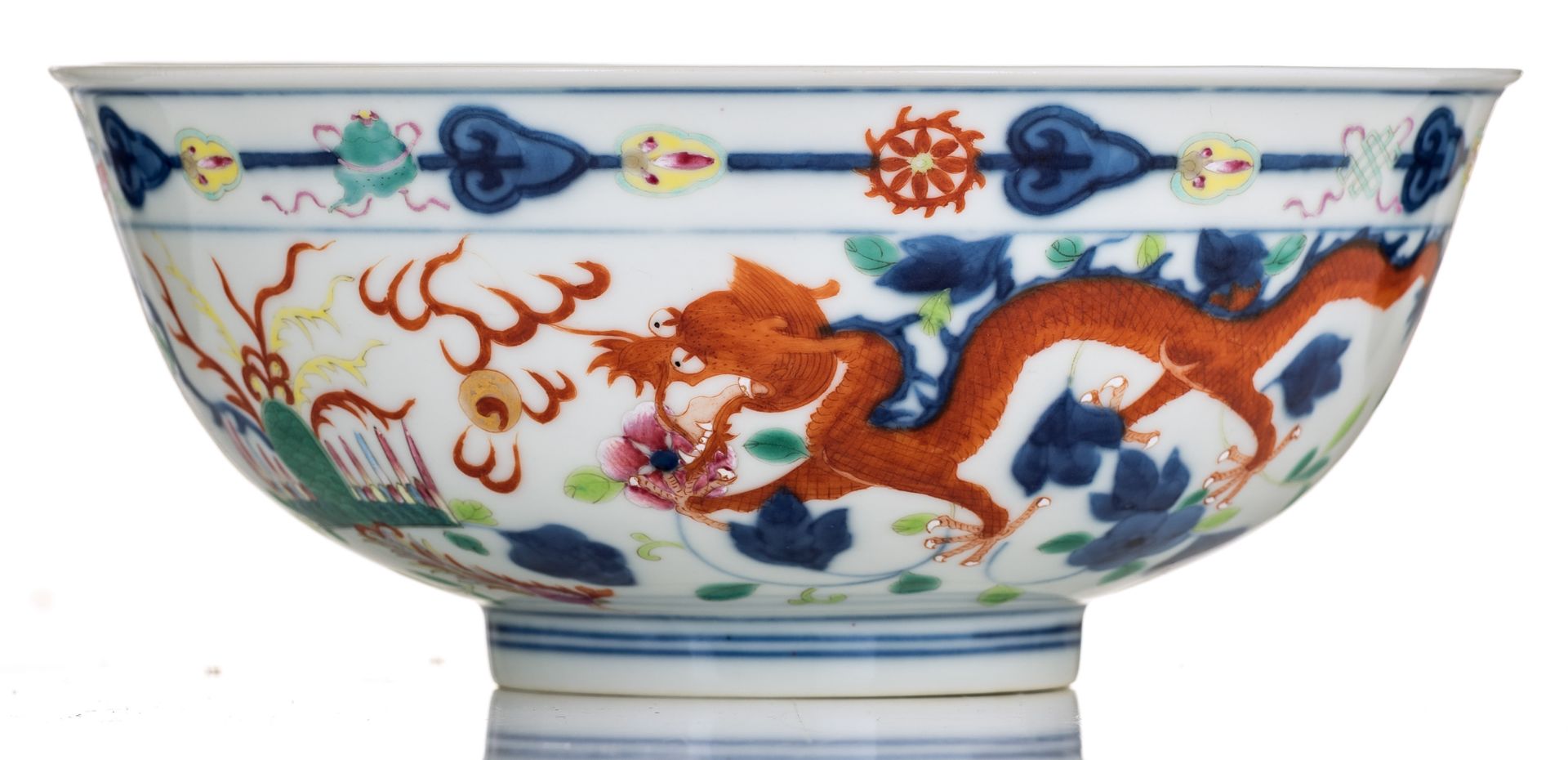 A Chinese polychrome bowl, decorated with flowers and dragons, chasing the flaming pearl, with a Ton - Bild 3 aus 7