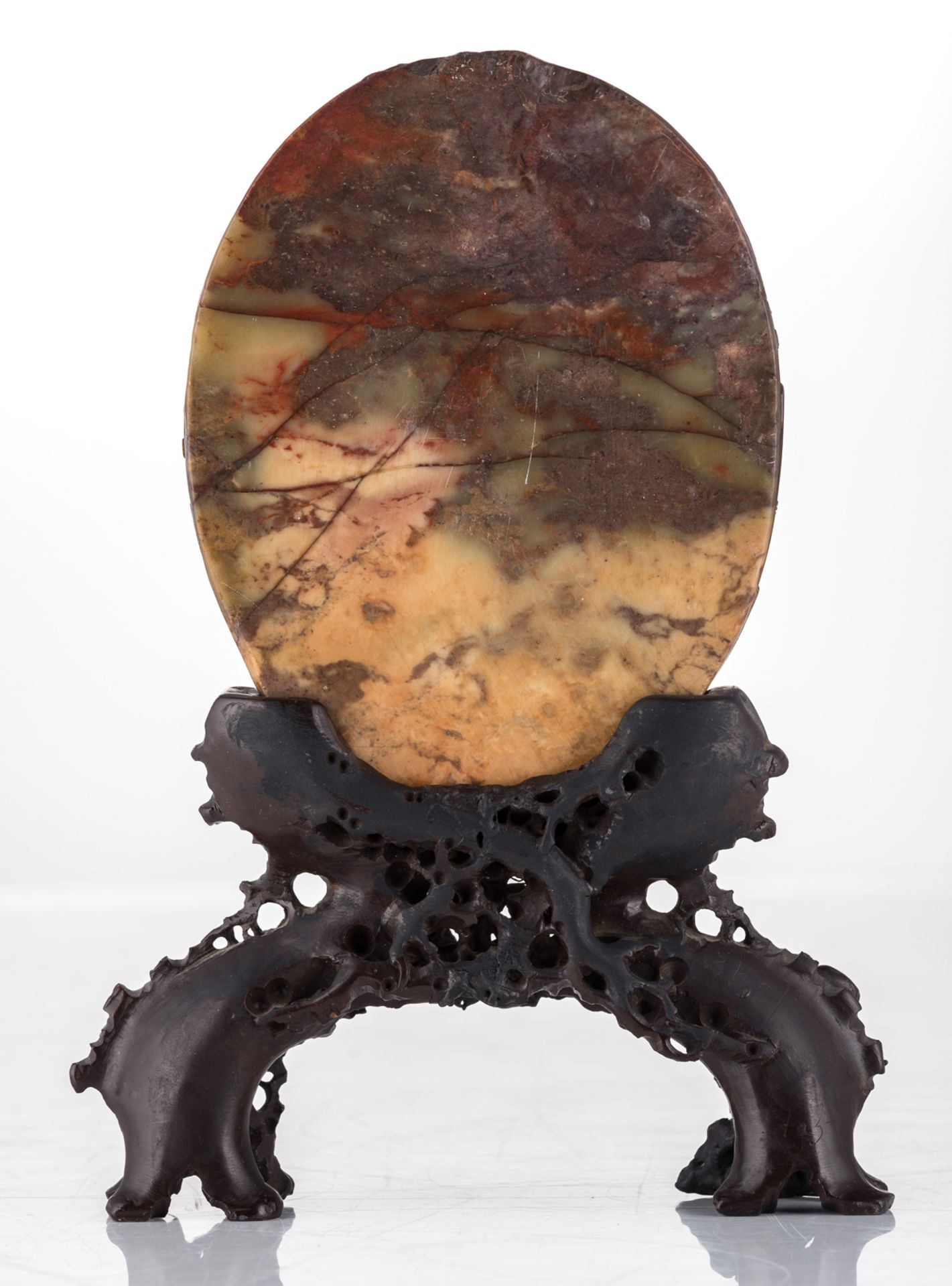 A Chinese oval brownish red steatite sculpture depicting pavilions in a mountainous landscape, on a - Bild 2 aus 2