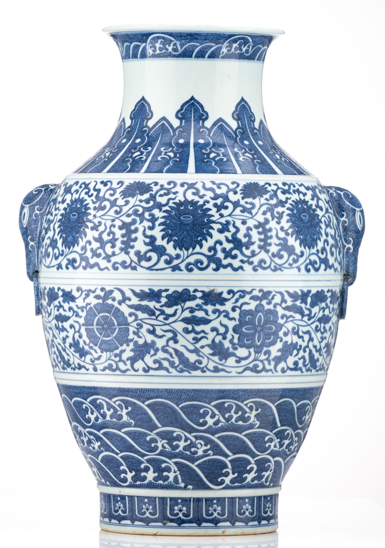 A large Chinese blue and white vase, the friezes decorated with leaves, scrolling lotus and waves, t - Bild 3 aus 6