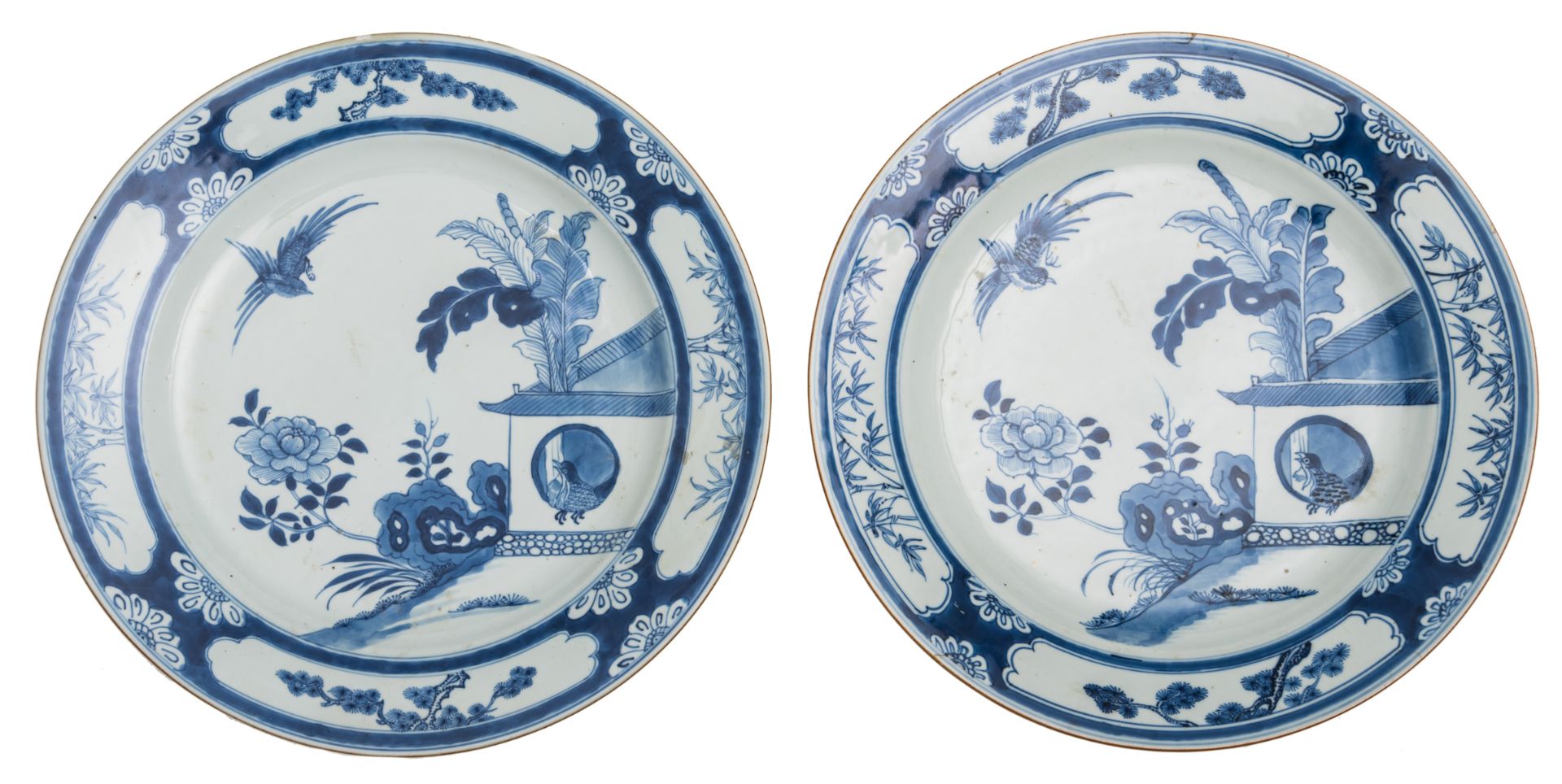 A lot of four large Chinese blue and white plates, decorated in the centre with birds in a garden se - Bild 2 aus 4