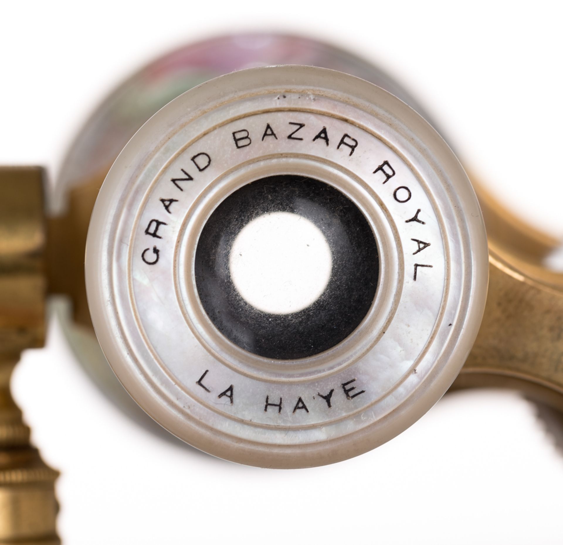 A Belle Epoque gilt brass, enamel and mother of pearl theatre binoculars, decorated with gallant sce - Bild 5 aus 11