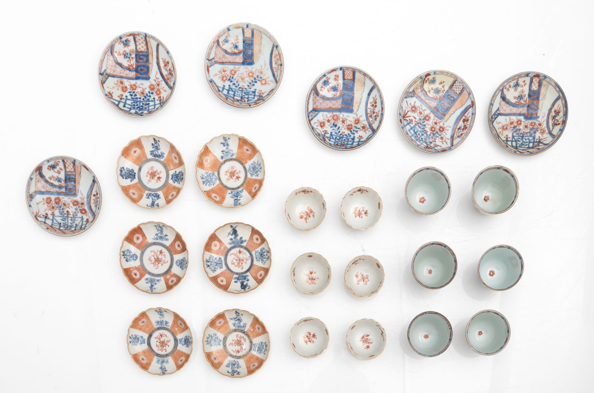 A lot of two Chinese Imari cup and saucer services, Yongzheng - Qianlong (ca 1730-1740), H 4-7 - ø 1 - Image 10 of 13
