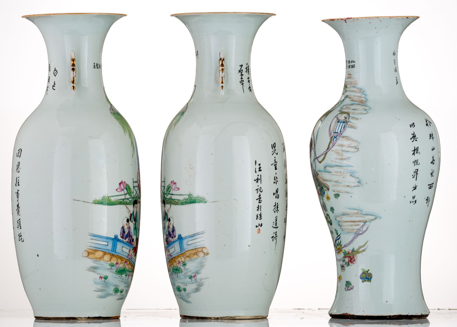 A pair of Chinese famille rose vases, decorated with women and children, wandering in a landscape, t - Bild 2 aus 6