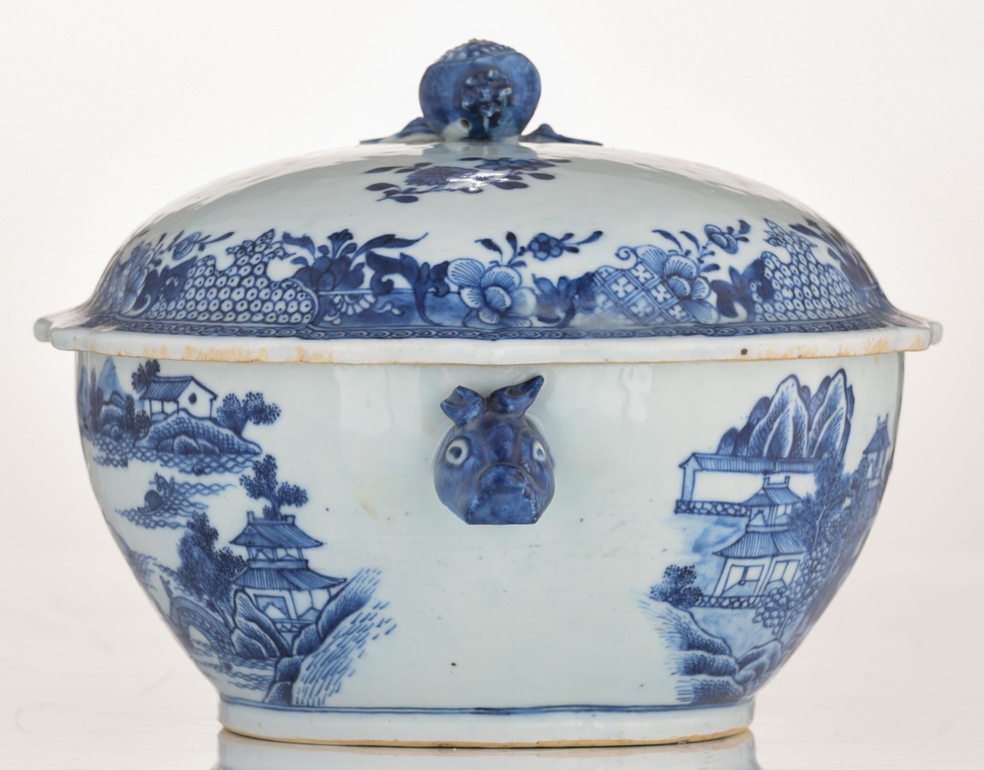 A Chinese blue and white export porcelain tureen, second half 18thC, H 19,5 cm - W 35 cm - Bild 5 aus 7