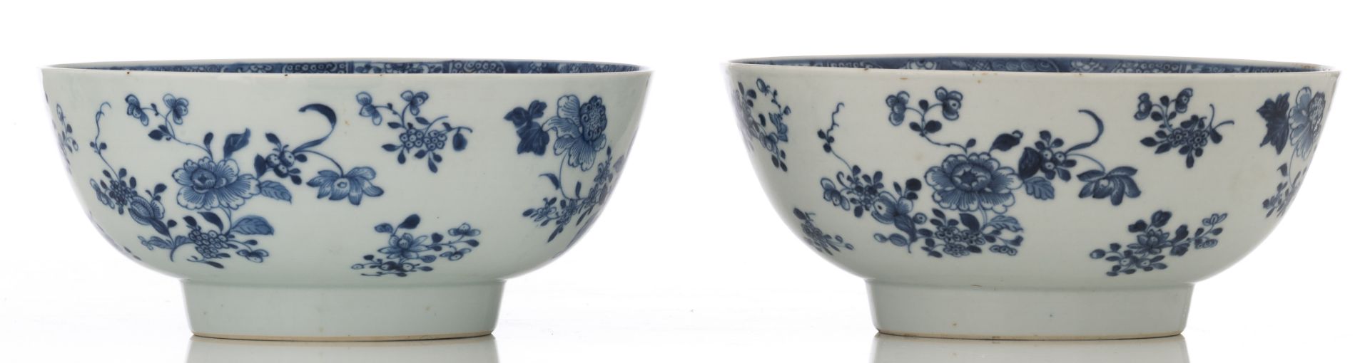 A lot of various Chinese blue and white porcelain items, consisting of two large bowls, a small ture - Bild 4 aus 11