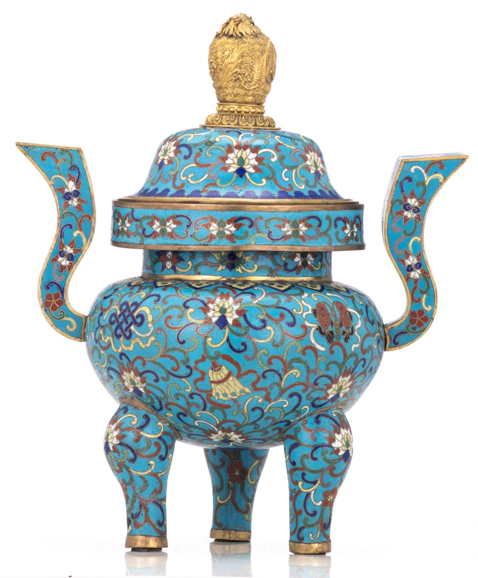 A Chinese tripod cloisonné incense burner with a gilt metal dragon relief knob, Qing dynasty, H 45 c - Bild 3 aus 6