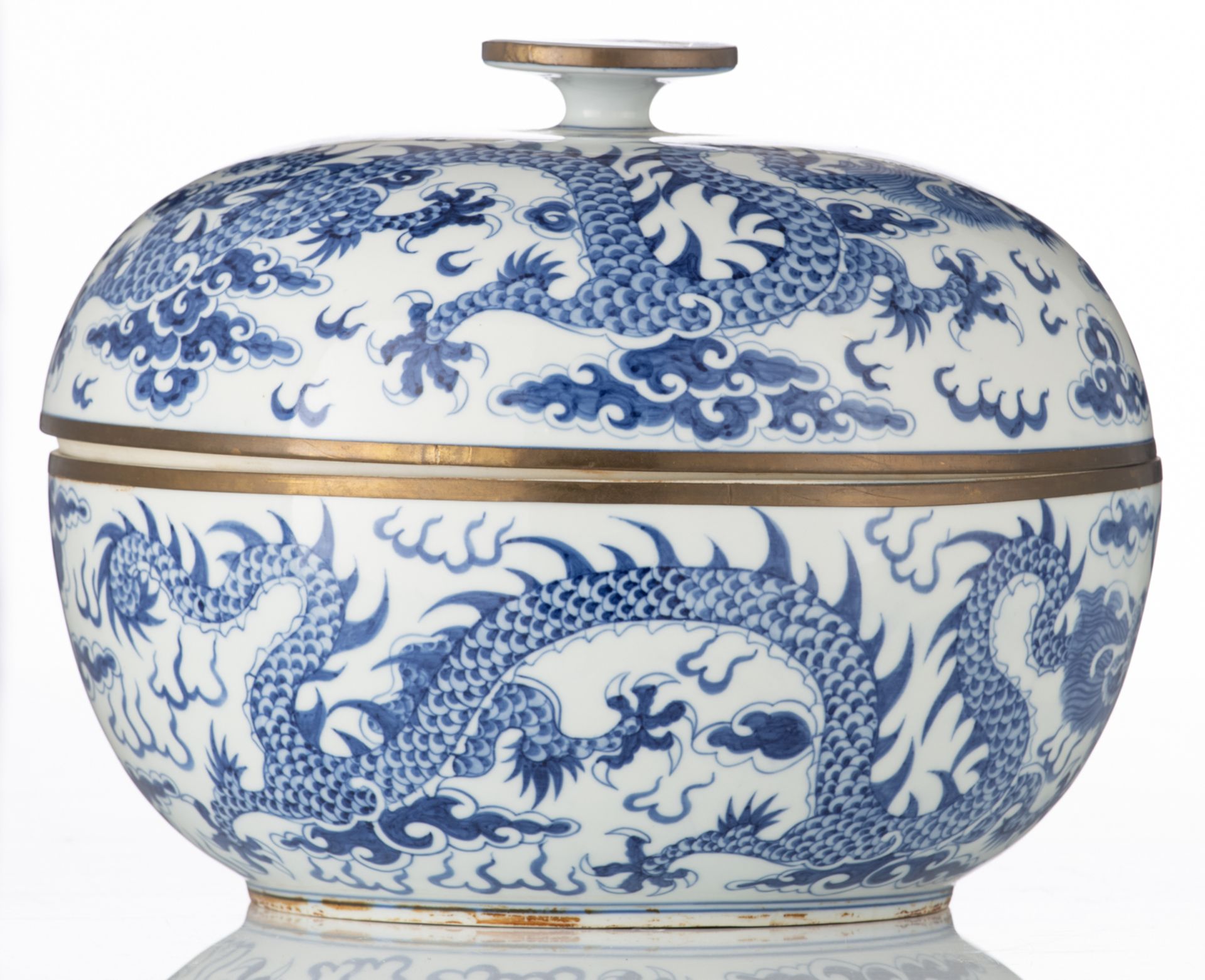 A Chinese blue and white bowl and cover, decorated with dragons chasing the flaming pearl amongst cl - Bild 5 aus 7