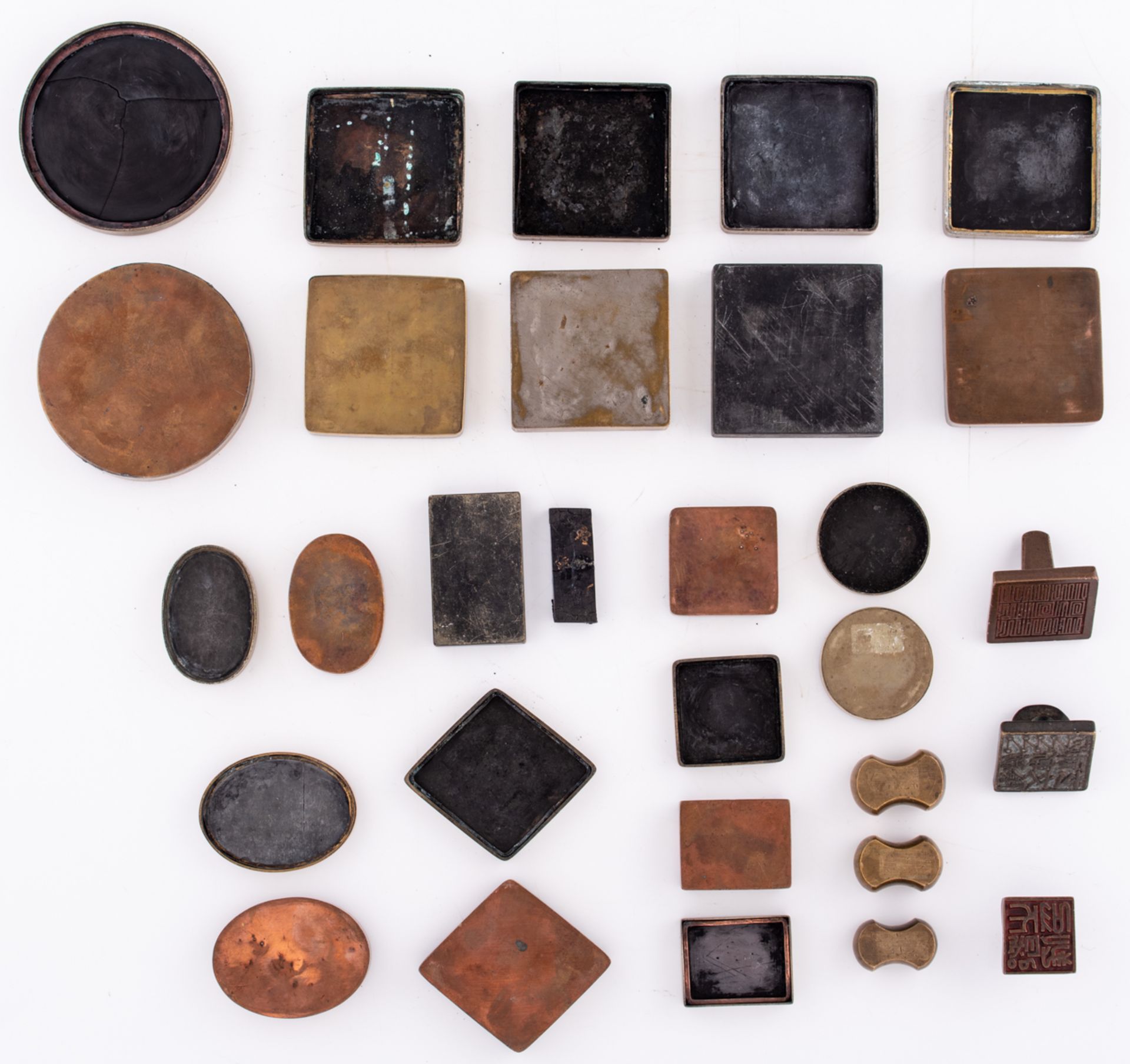 A lot of various Chinese metal weights, stamps and seal paste boxes, some items decorated with vario - Image 3 of 3