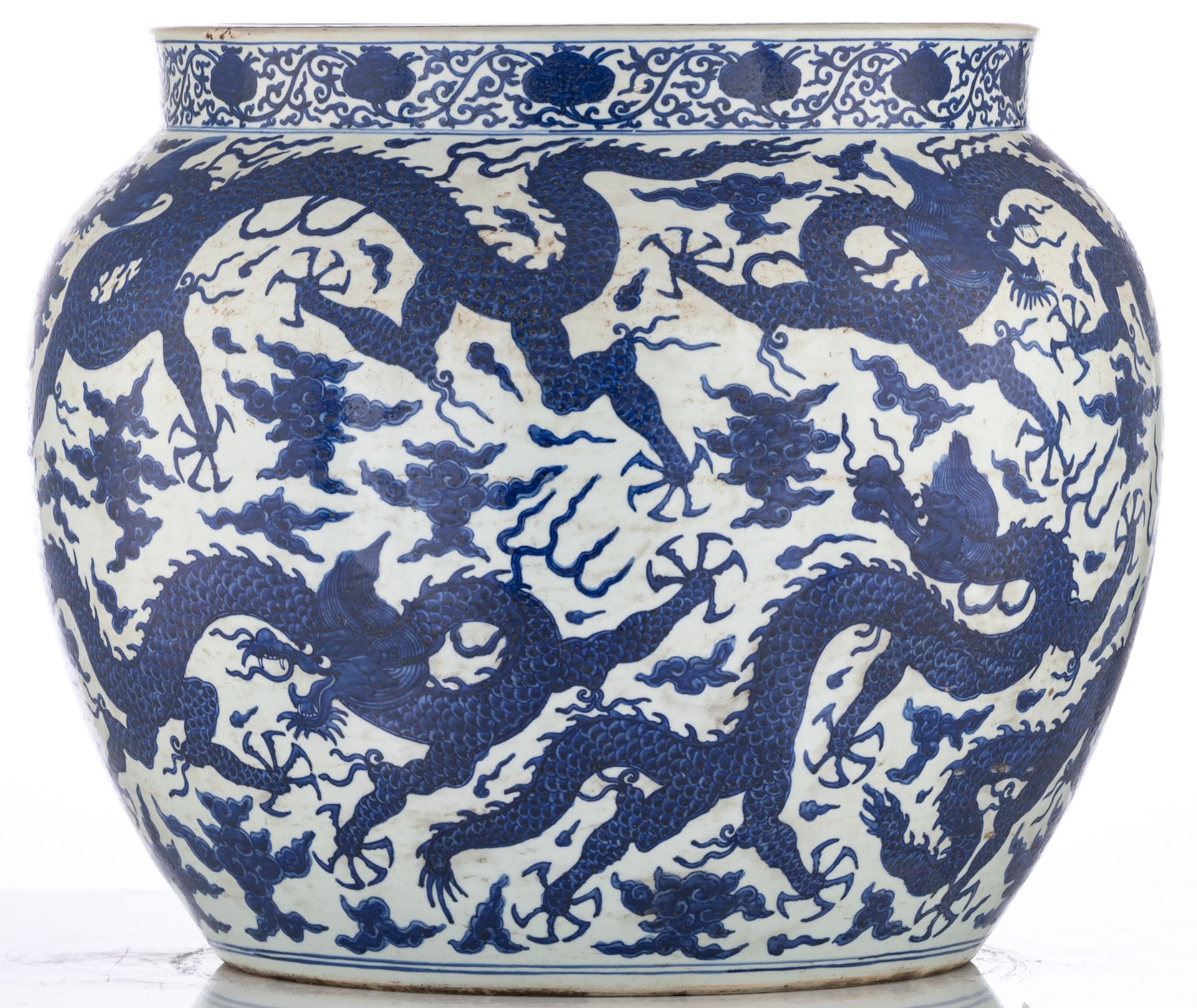 A Chinese blue and white fishbowl, overall decorated with dragons amongst clouds, H 58 - ø 70 cm - Bild 3 aus 8