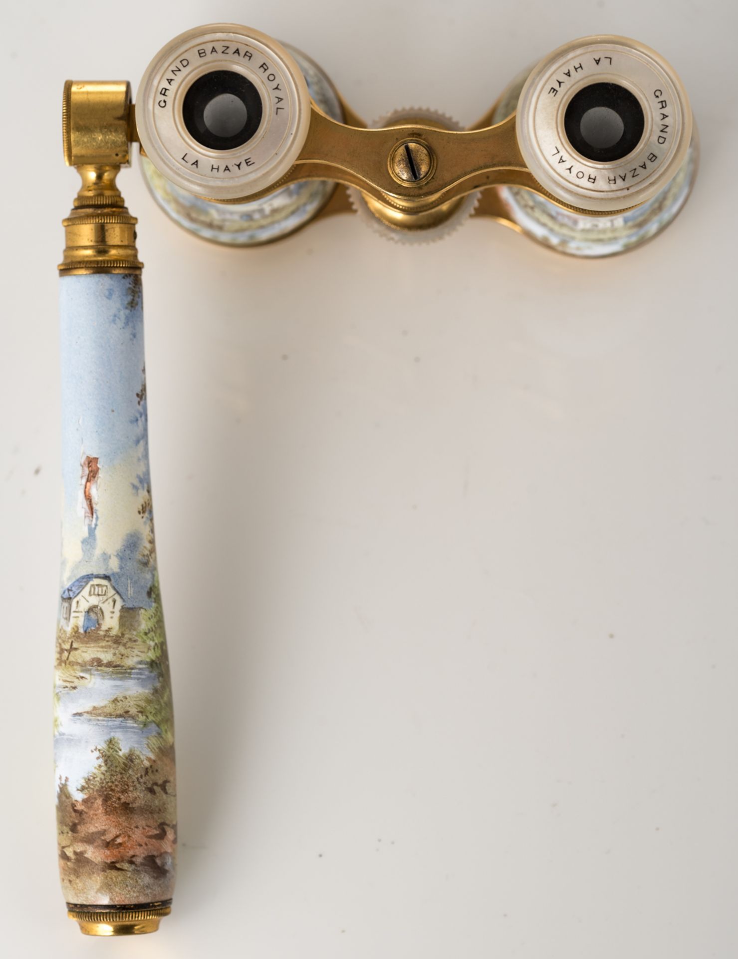 A Belle Epoque gilt brass, enamel and mother of pearl theatre binoculars, decorated with gallant sce - Bild 4 aus 11