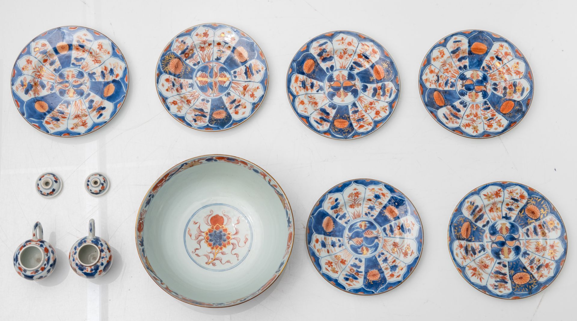 A lot of various Japanese Arita Imari items, consisting of one large bowl, six dishes and two covere - Image 6 of 7