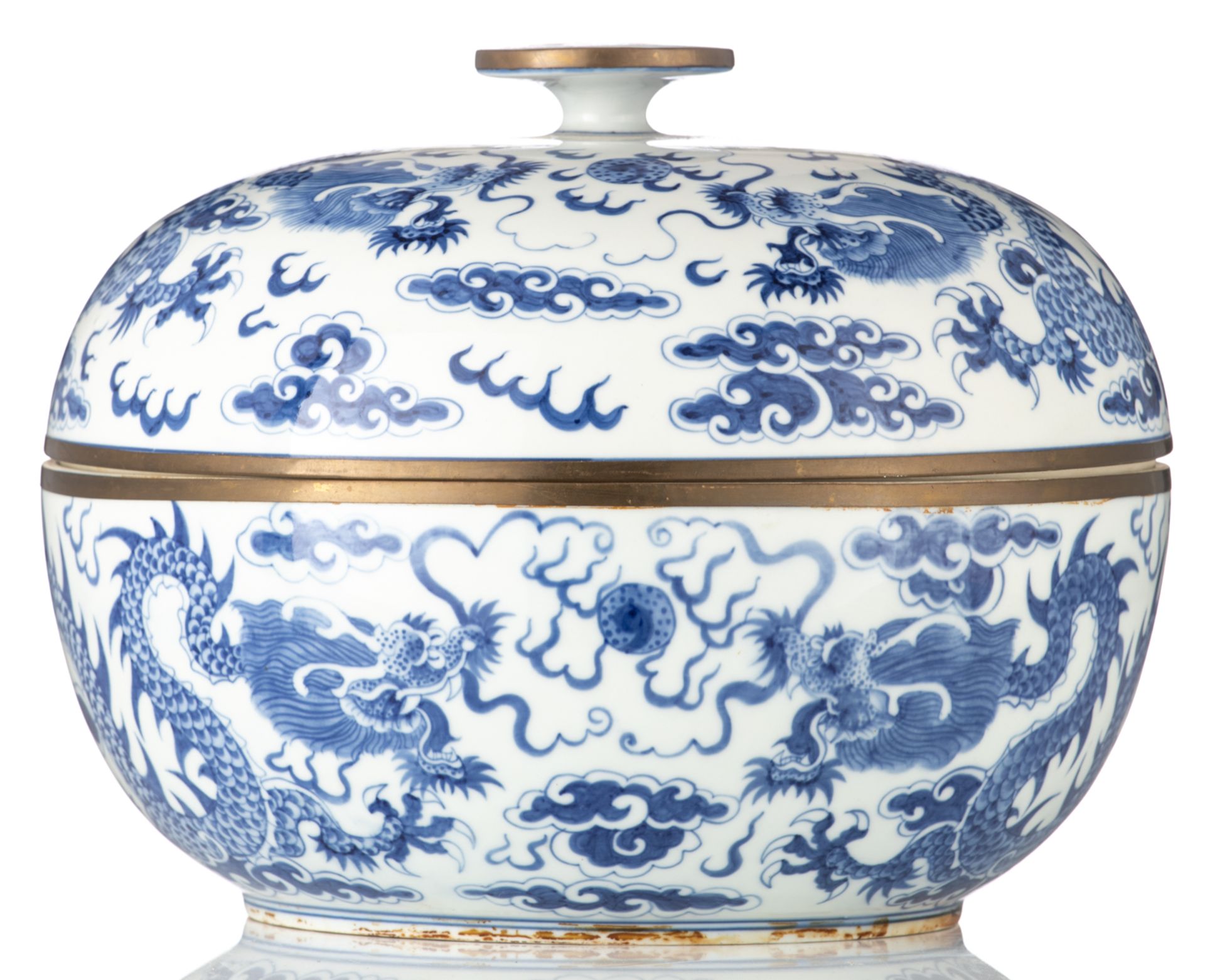 A Chinese blue and white bowl and cover, decorated with dragons chasing the flaming pearl amongst cl - Bild 2 aus 7