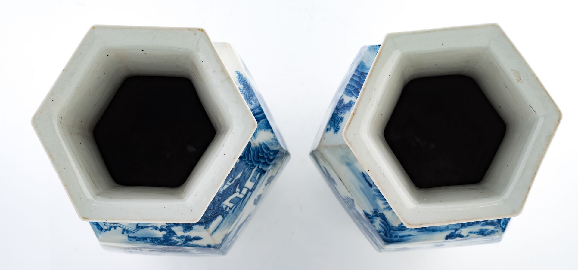 A pair of Chinese blue and white hexagonal vases, overall decorated with pavilions and figures in a - Bild 5 aus 6