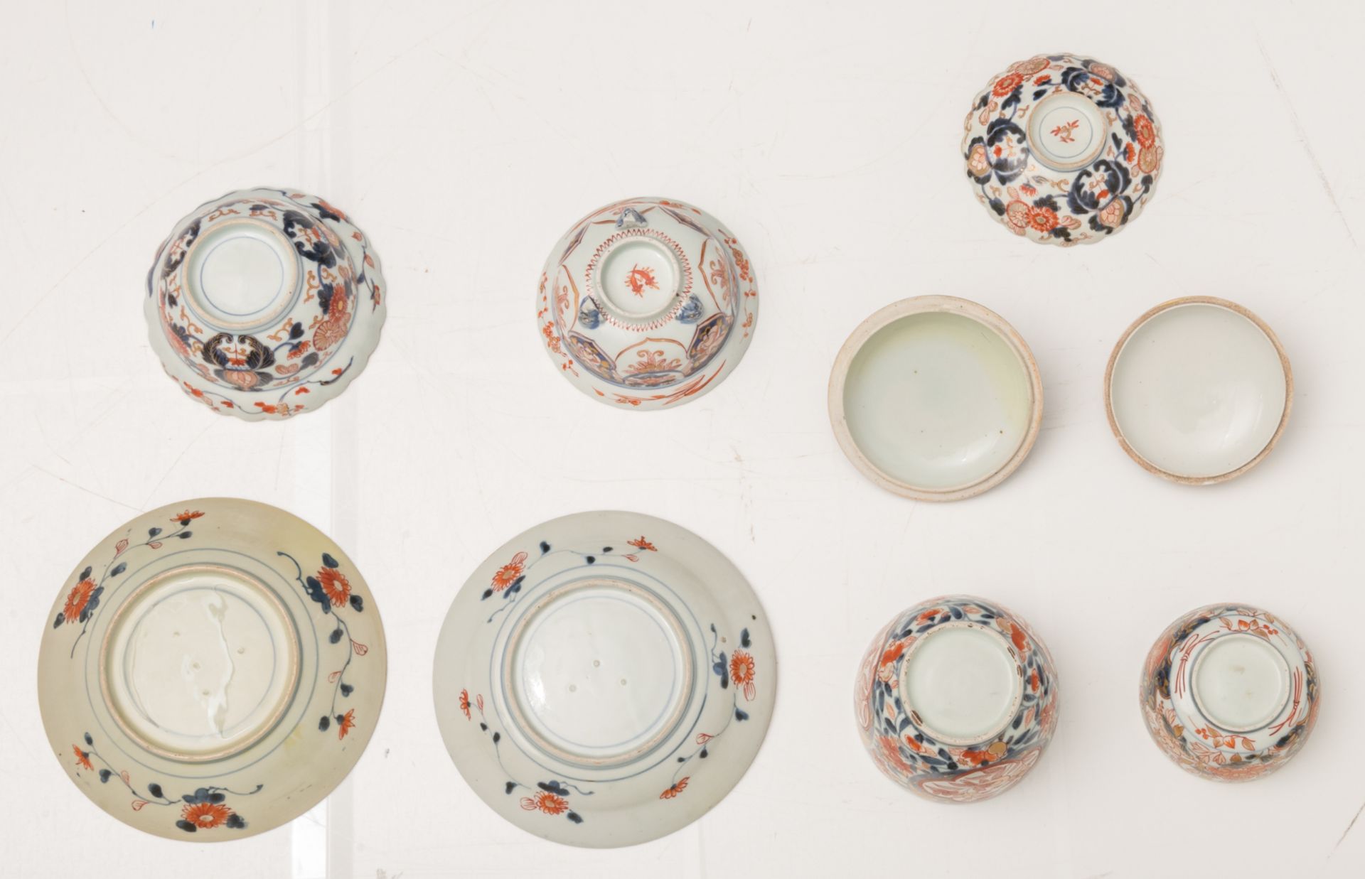 A lot of various Japanese Arita Imari porcelain items, consisting of two dishes, three covered bowls - Image 7 of 7