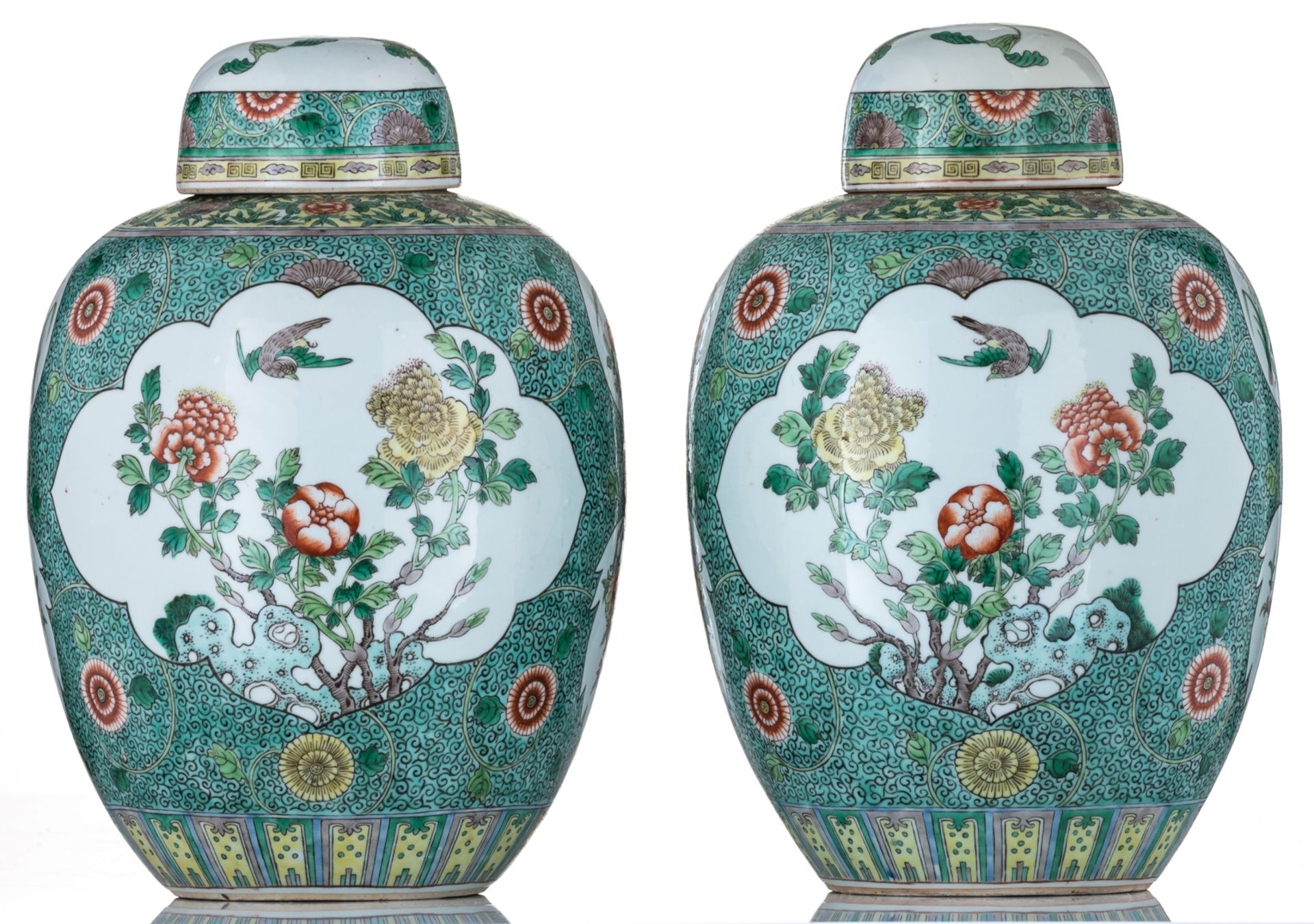 Two large famille verte baluster shaped jars and cover, of baluster shape, richly decorated with nat - Bild 4 aus 7