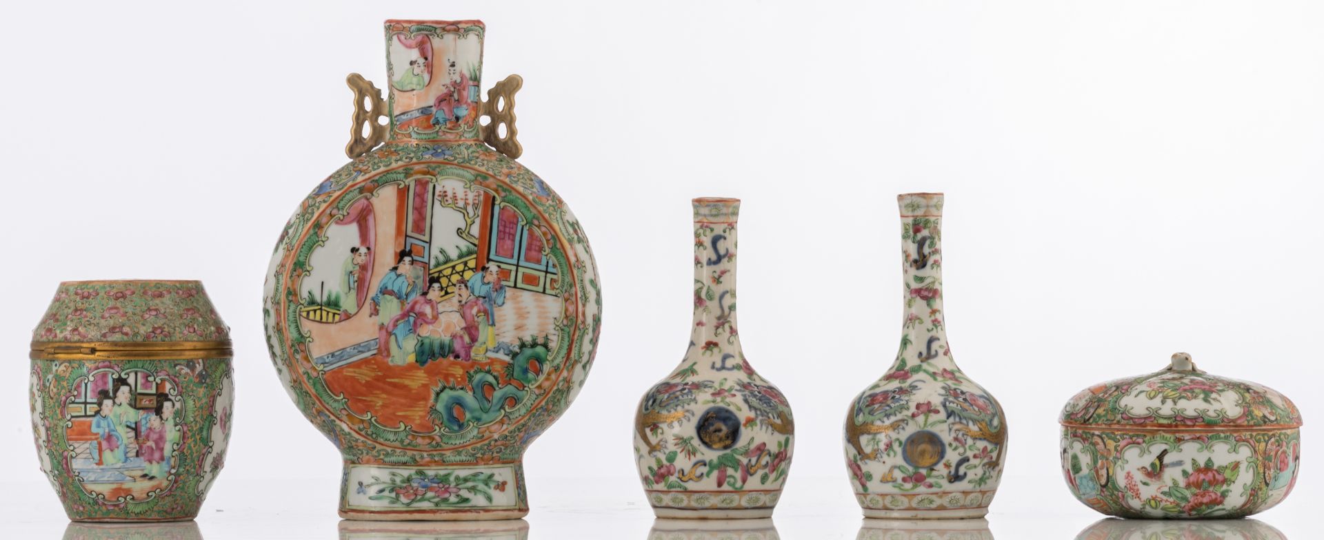 A lot of various Chinese Canton porcelain items, decorated with court scenes, birds and flower branc - Bild 2 aus 7