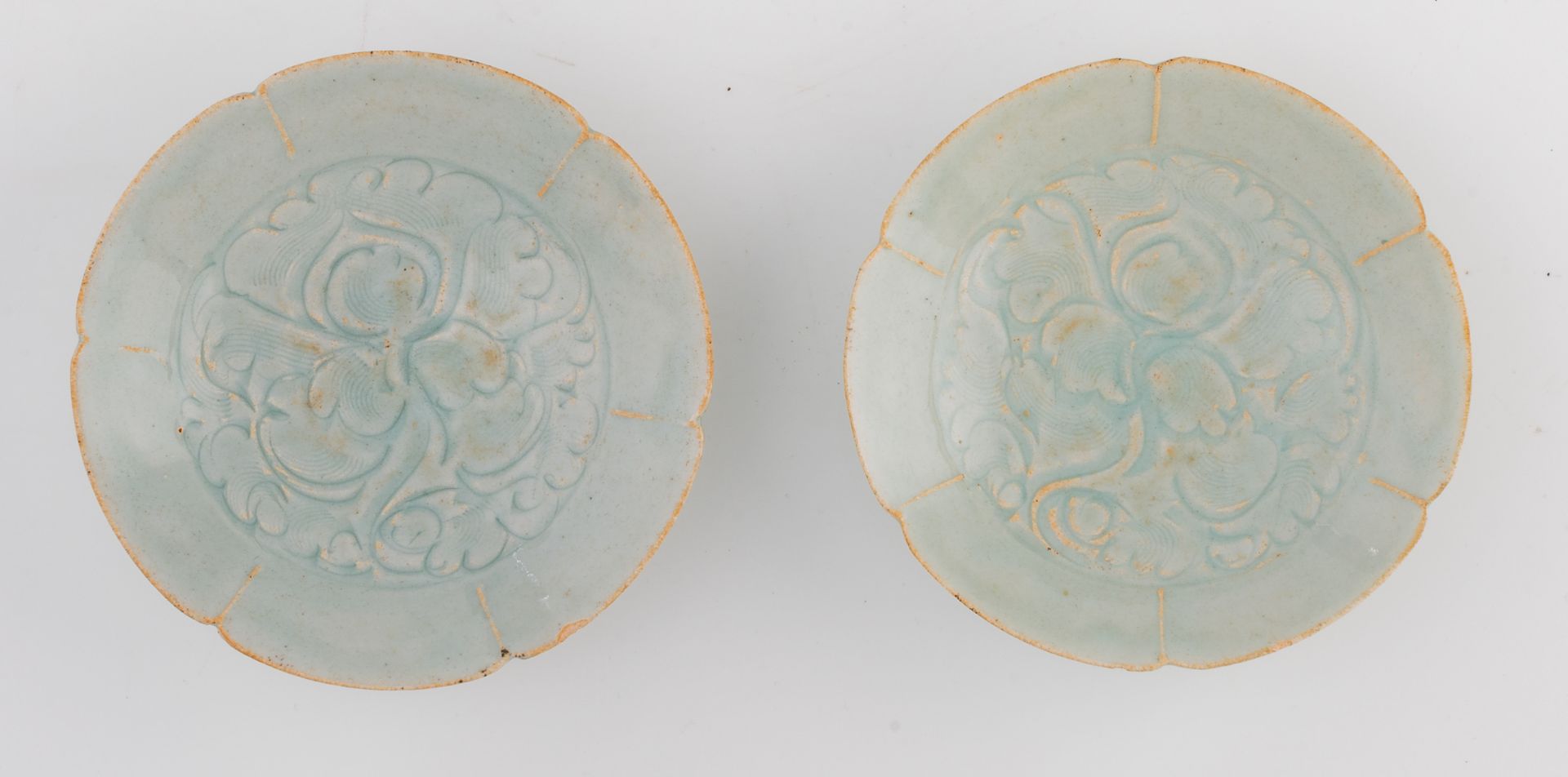 Two Chinese Song dynasty incised lotus shaped dishes with lobed edge, H 4 - ø 15,5 - 16 cm - Image 6 of 7