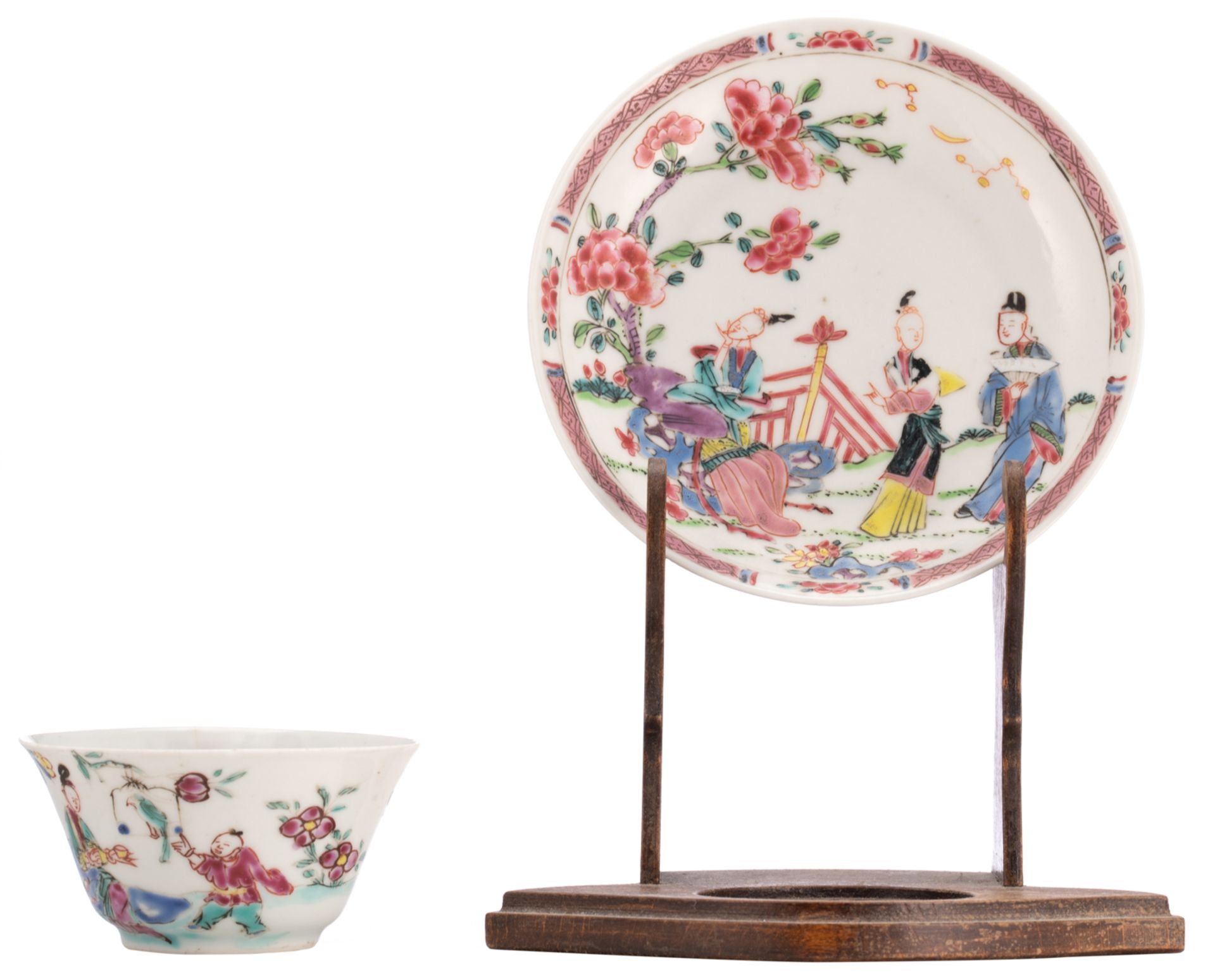 A Chinese famille rose tea cup and saucer, depicting a romantic scene, 18thC, H 4 - ø 11,5 cm