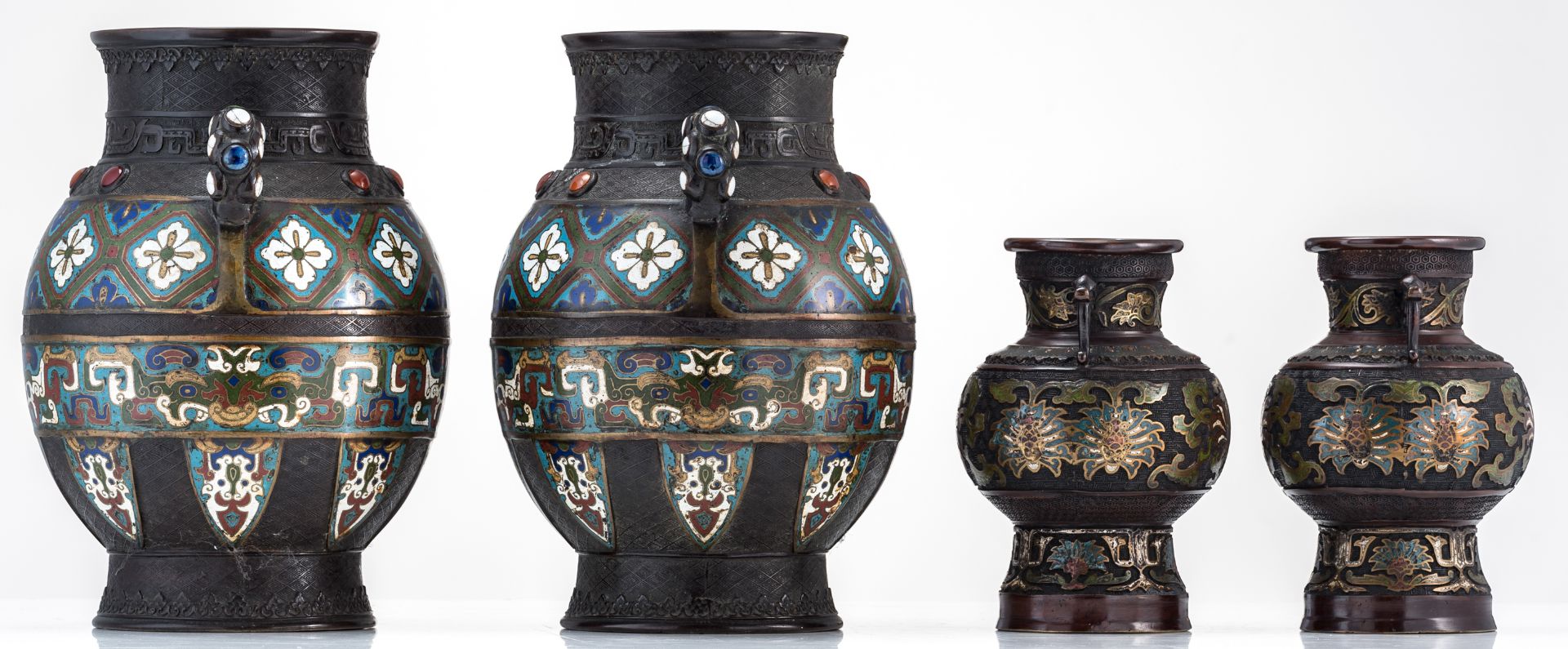 Two pairs of Chinese floral and relief decorated cloisonné and champlevé vases, the cloisonné vases - Bild 4 aus 7