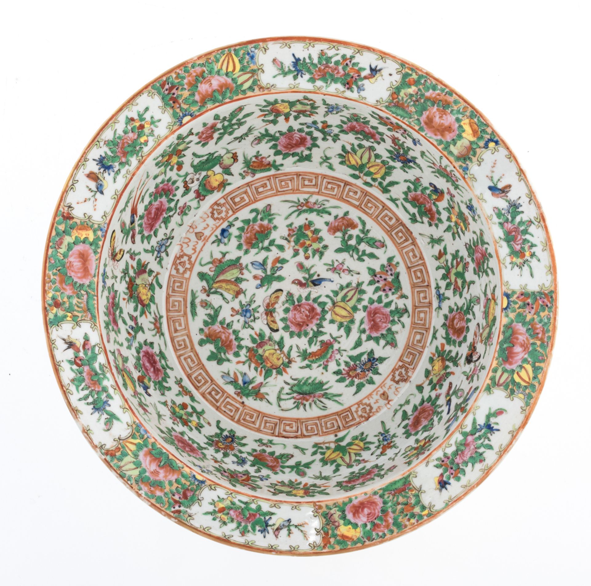 A large Chinese famille rose Canton bowl, decorated with birds, butterflies and flower branches, 19t - Bild 6 aus 7