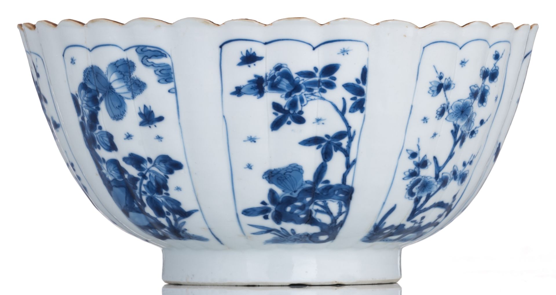 A Chinese blue and white deep fluted bowl and saucer with fluted rim, decorated with panels, filled - Bild 5 aus 8