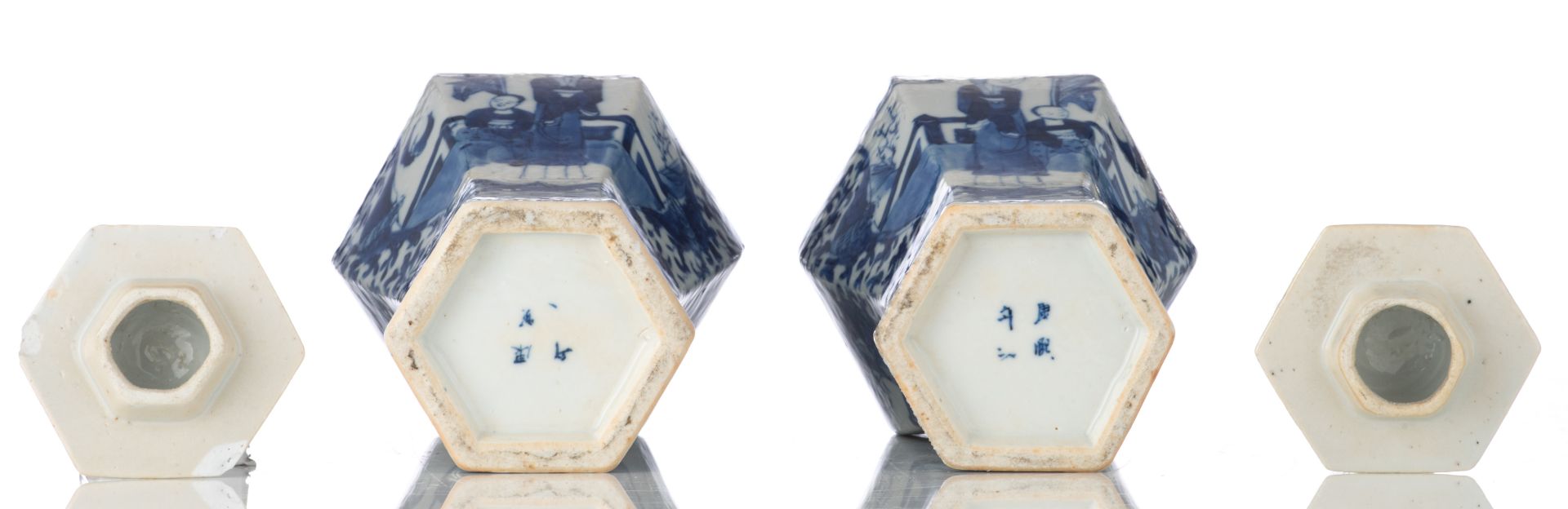 A pair of Chinese hexagonal porcelain vases and covers, blue and white decorated with figures in a p - Bild 6 aus 7