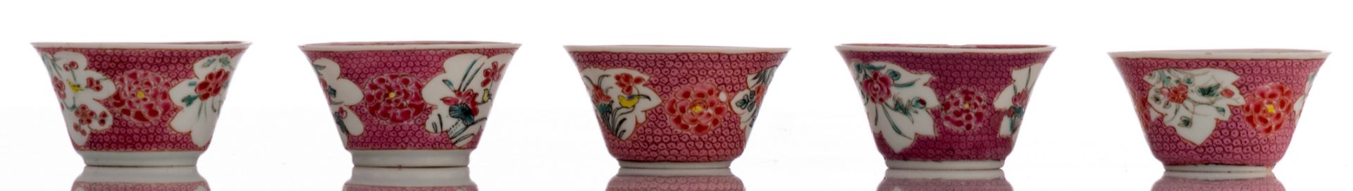 A lot of various Chinese famille rose porcelain items, consisting of three sets of cups and saucers - Image 13 of 26