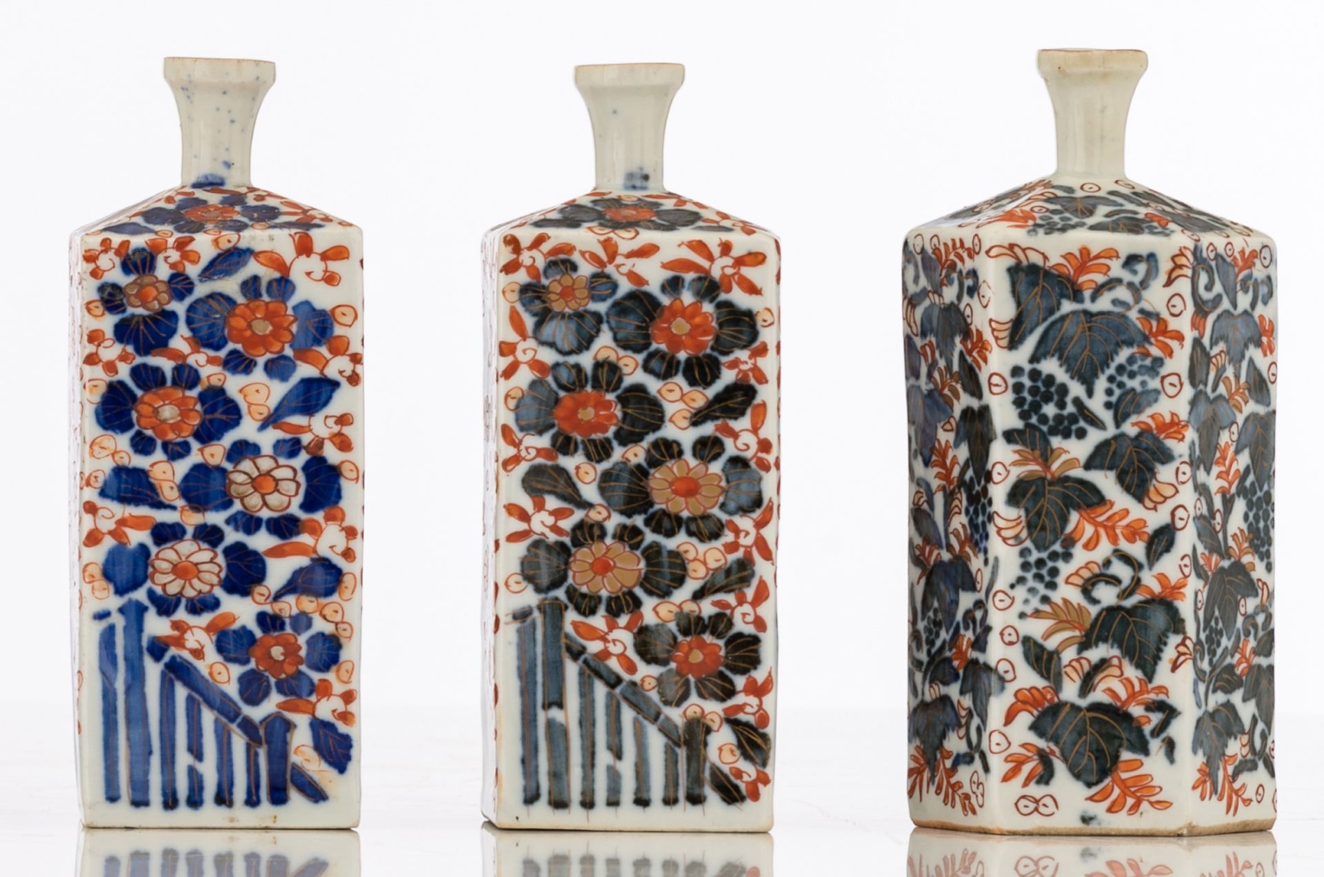 A lot of three Japanese Arita Imari sake bottles, 18thC, H 15 - 15,3 cm - Bild 2 aus 7