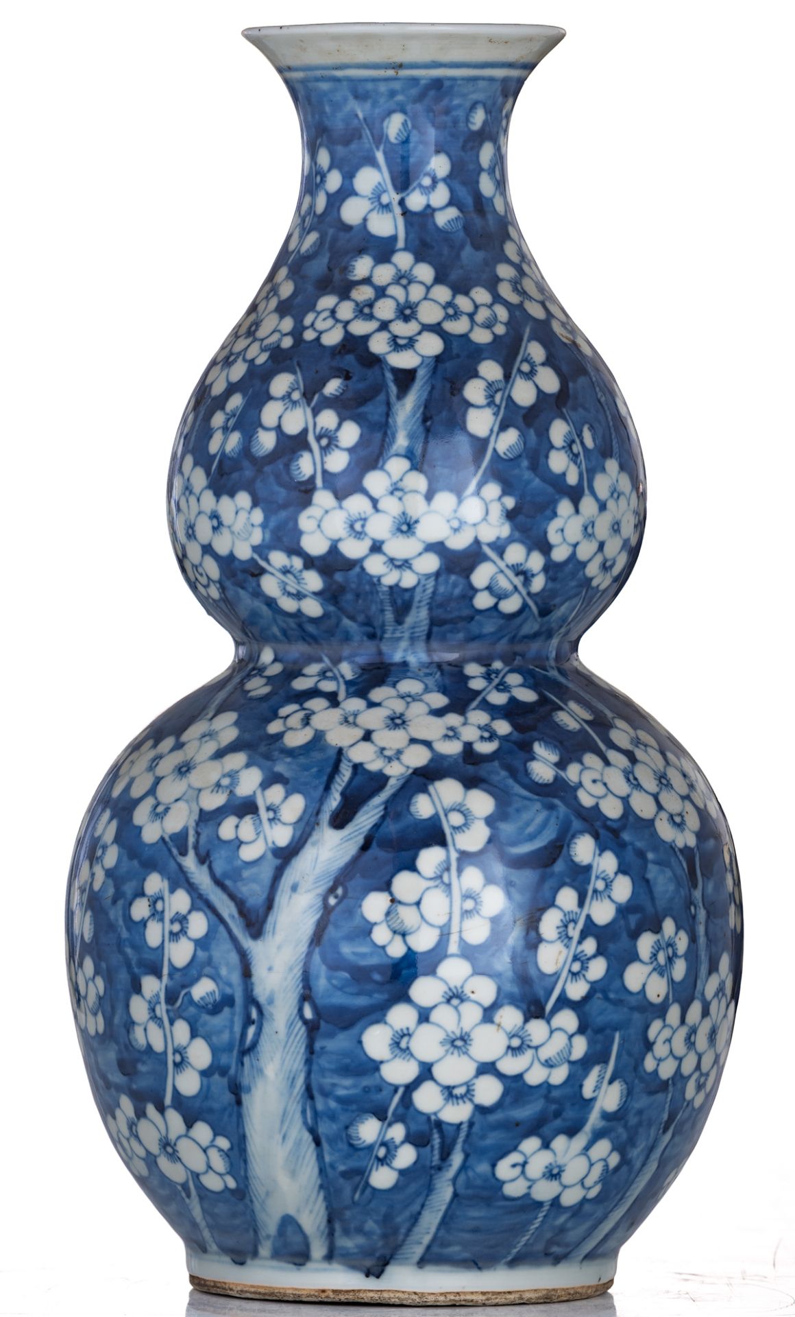 A Chinese blue and white double gourd vase, decorated with prunus, H 41,5 cm - Bild 2 aus 6