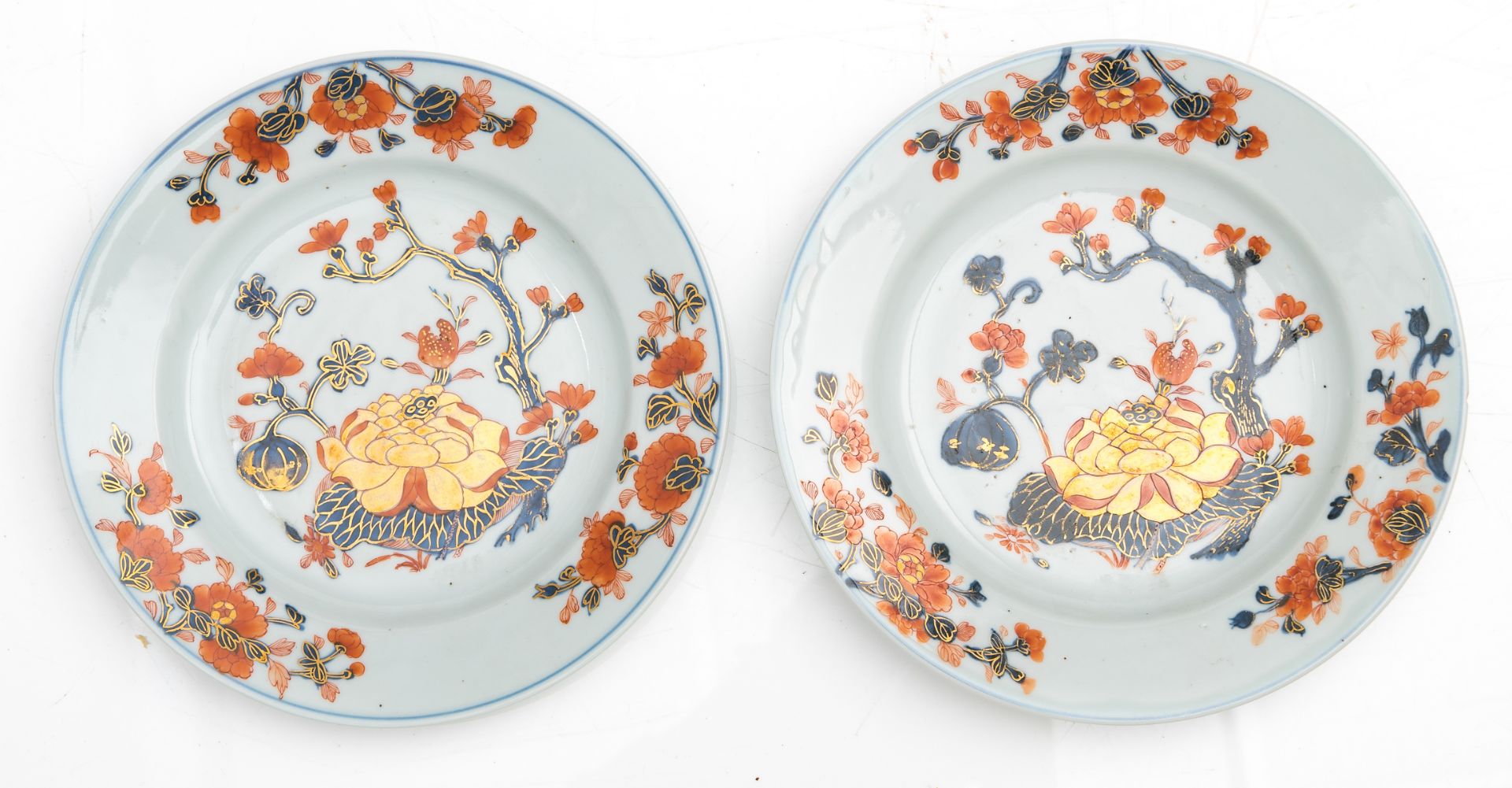 A lot of eight Chinese Imari porcelain dishes, decorated with a flower shrub at a lotus pond, first - Image 4 of 5