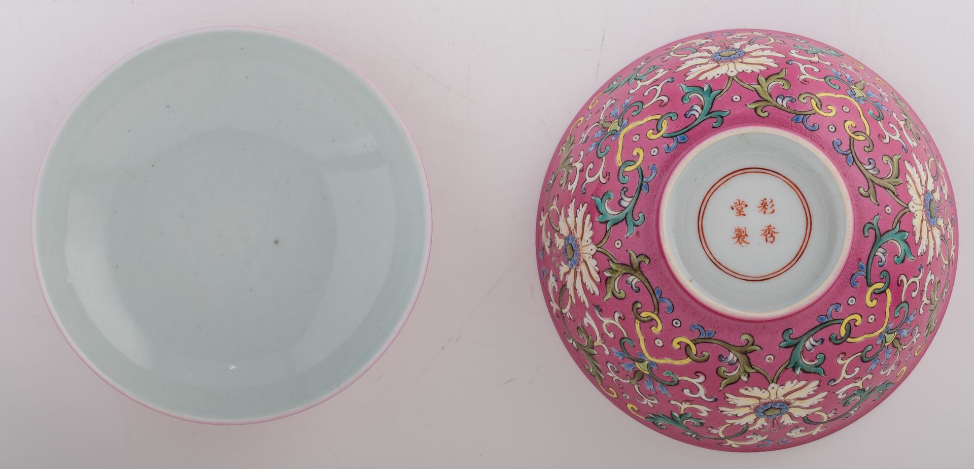 A Chinese pink ground polychrome floral decorated bowl and cover, with a cai xiu tang mark, H 9 - ø - Bild 7 aus 9