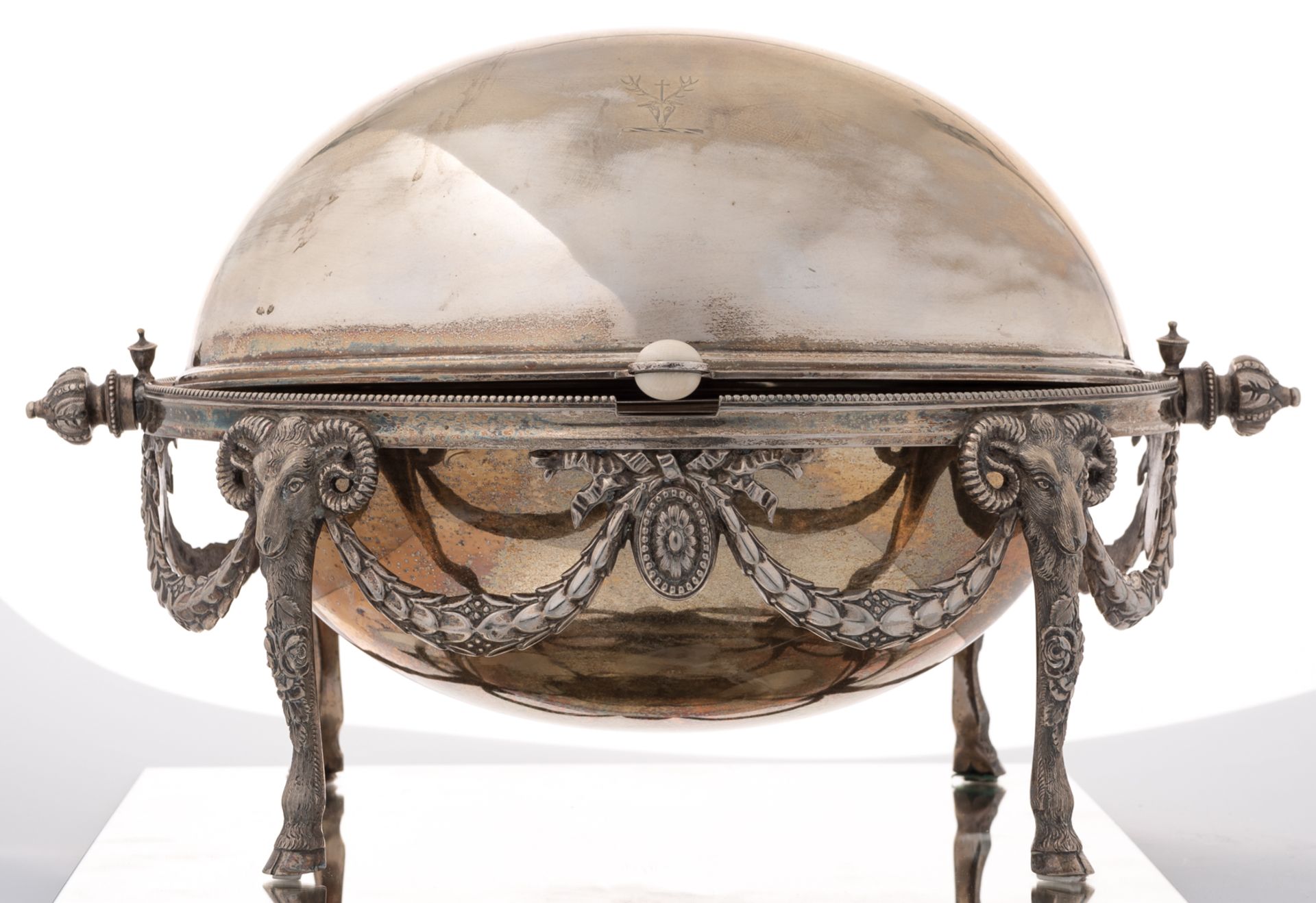 An English silver plated neoclassical covered caviar server with a bone handle, H 25 - W 38 - D 24 c - Bild 2 aus 10