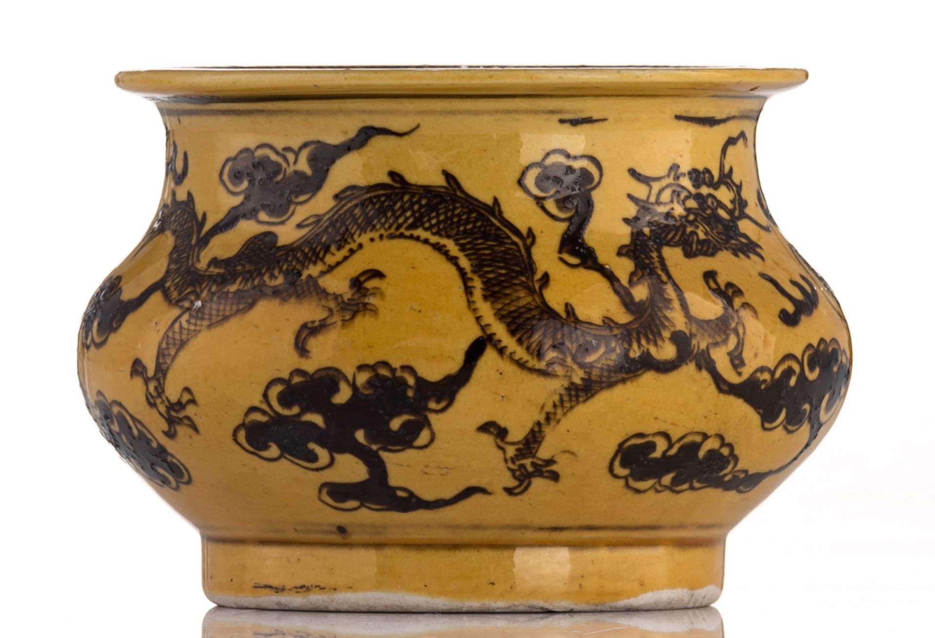 A Chinese porcelain incense burner, decorated with dragons chasing the flaming pearl, second half of - Image 5 of 7