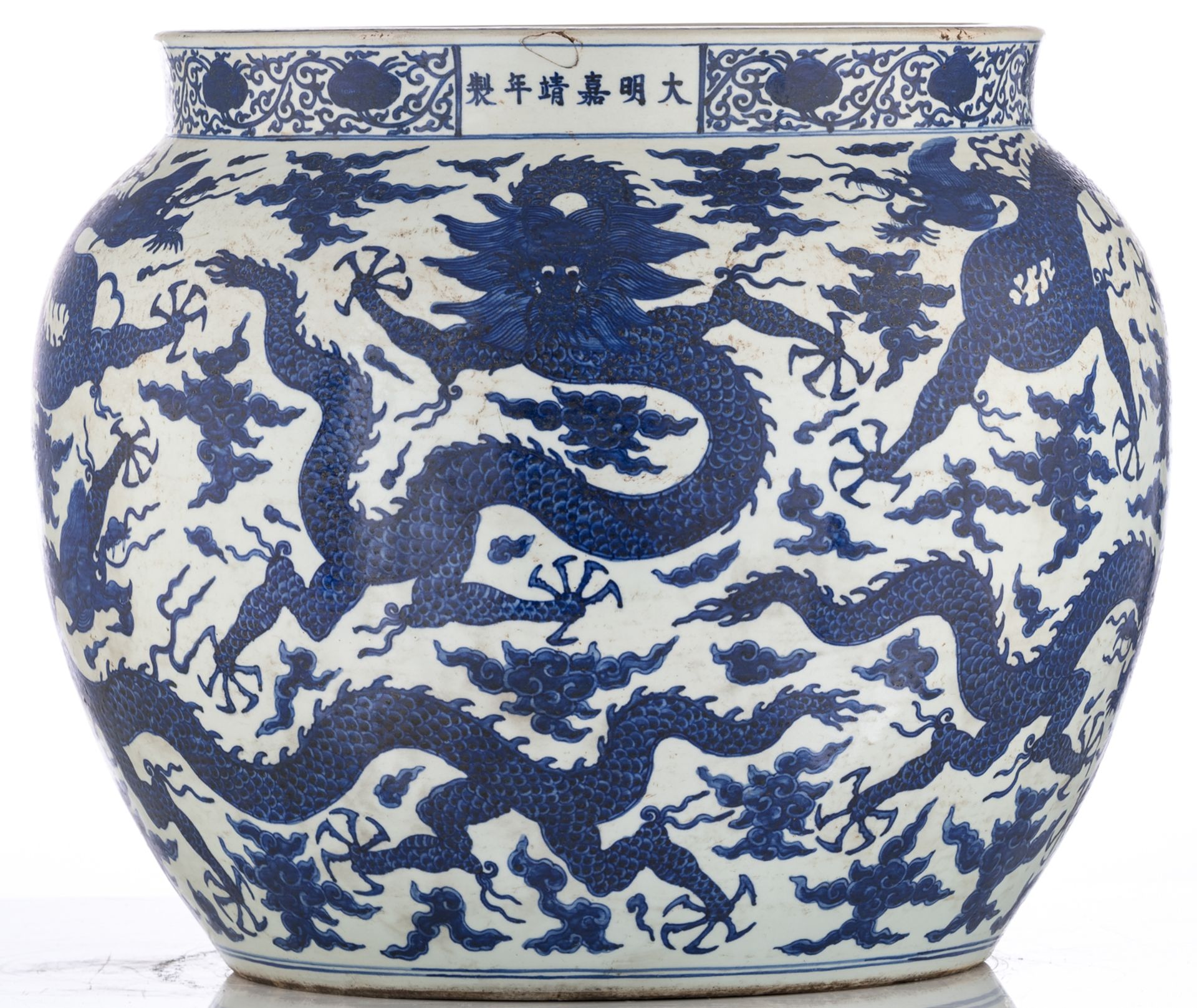 A Chinese blue and white fishbowl, overall decorated with dragons amongst clouds, H 58 - ø 70 cm - Bild 2 aus 8