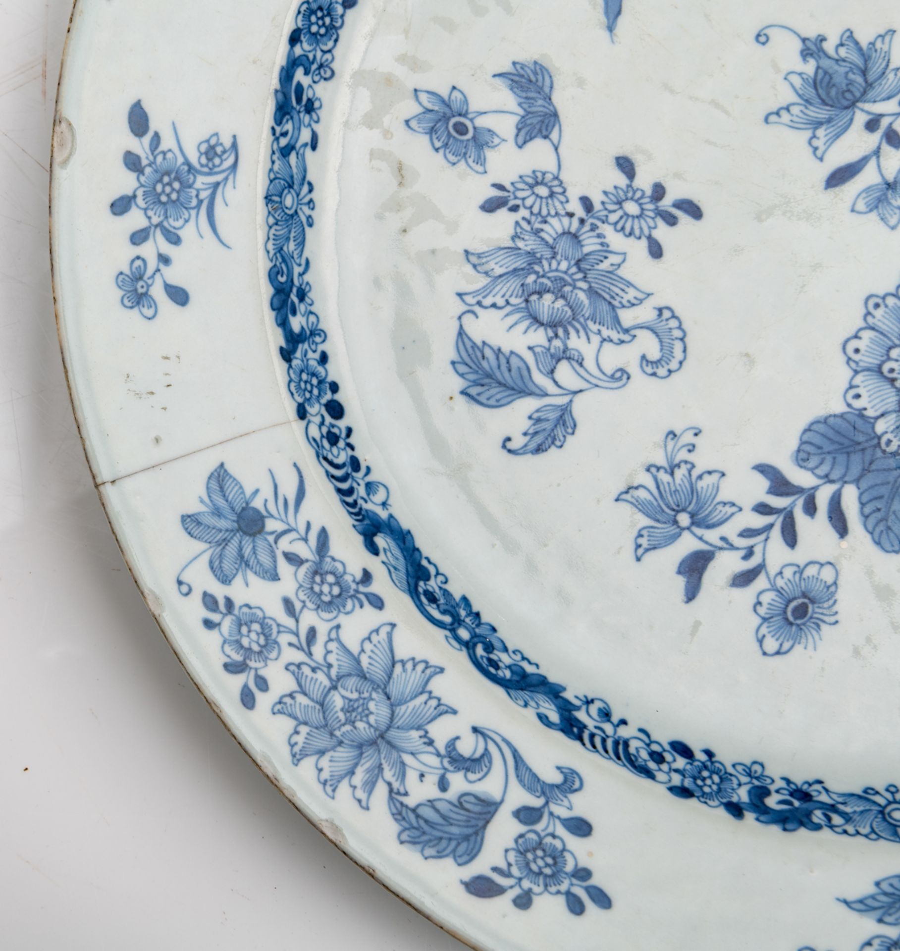 A lot of one pair and various large Chinese porcelain blue and white plates, decorated with a garden - Image 13 of 19