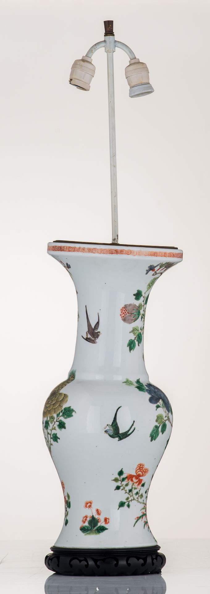 A Chinese famille verte vase, decorated with birds and a flower branch, 19thC, H 49 (with stand) - 8 - Image 3 of 6