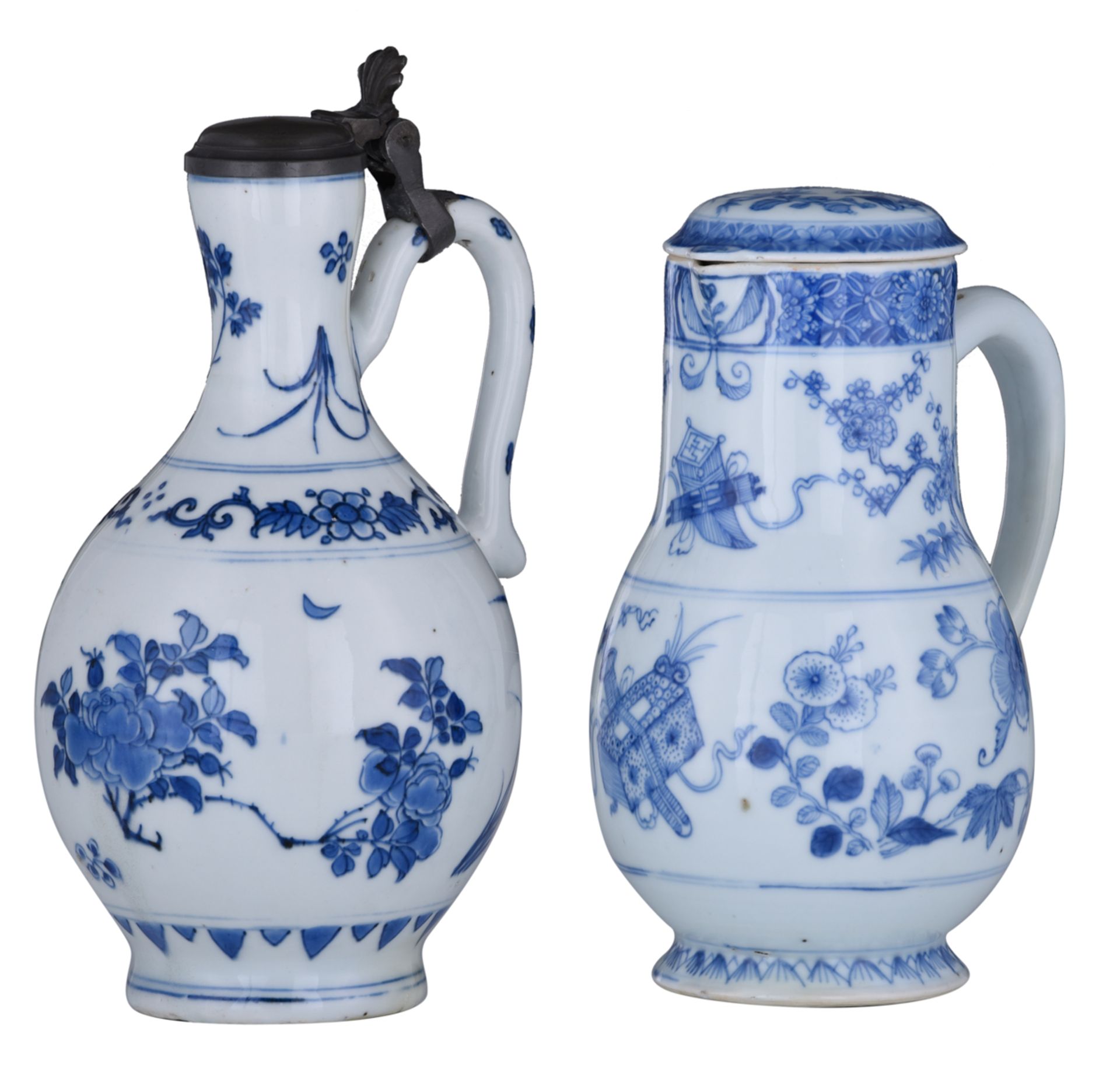 A lot of a Japanese Arita blue and white jug with pewter cover and a covered ewer, 18thC, H 21- 25 c