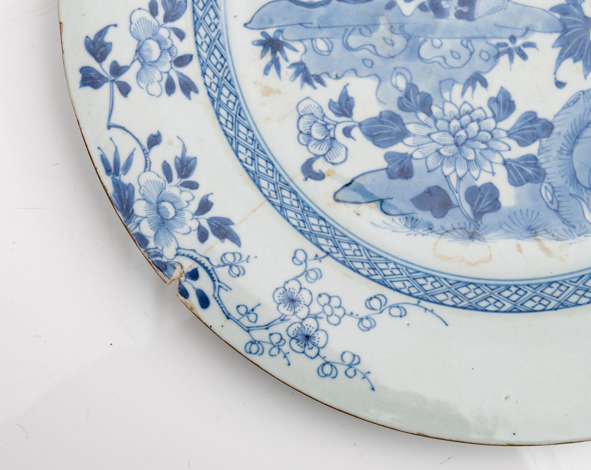 A lot of one pair and various large Chinese porcelain blue and white plates, decorated with a garden - Image 18 of 19