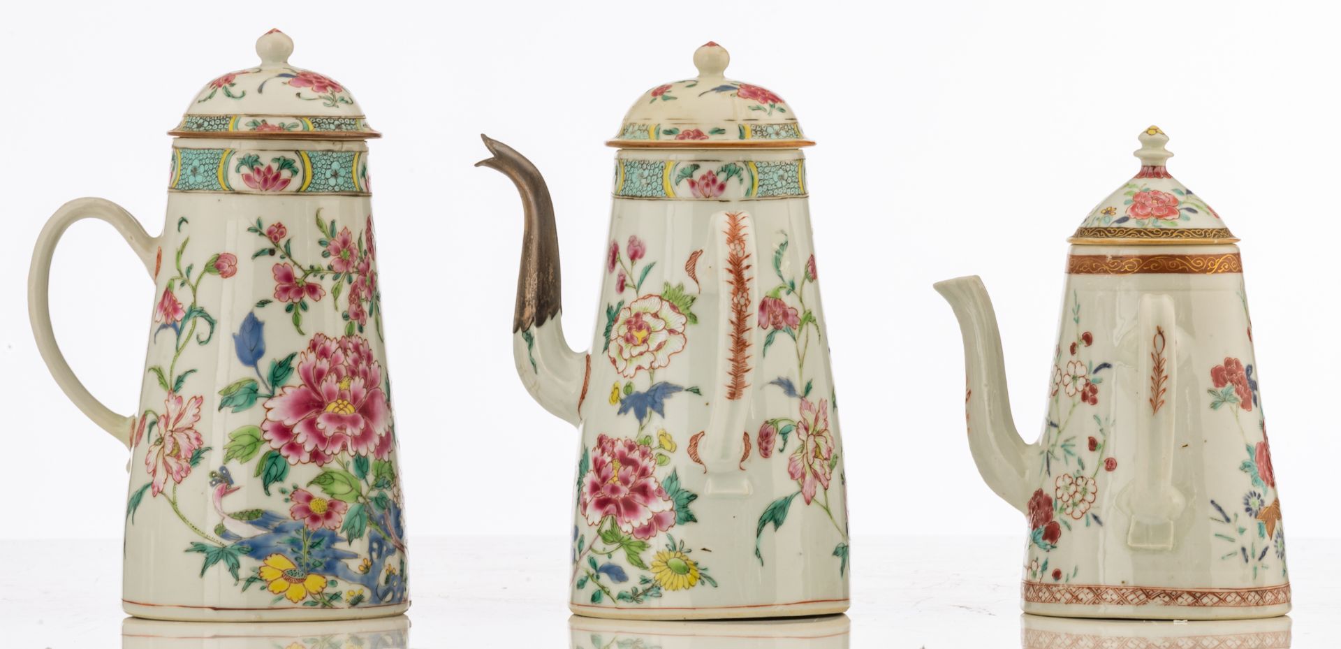 A lot of three Chinese famille rose porcelain coffee pots (one with silver mount) and two small tea - Bild 4 aus 11