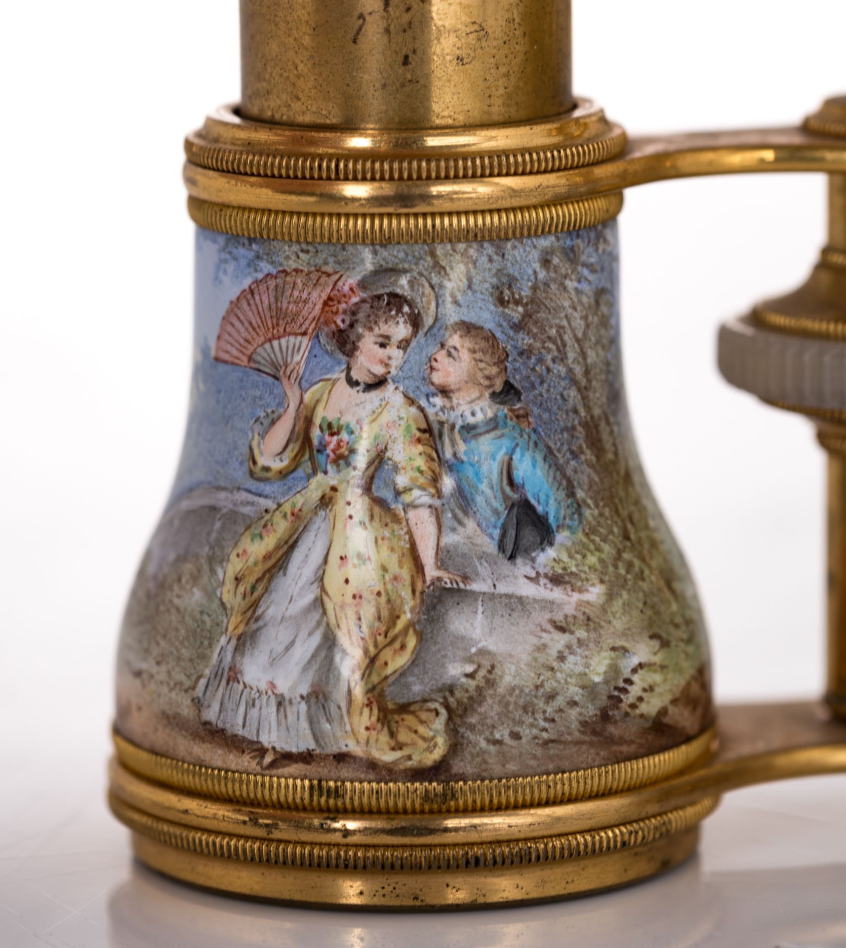 A Belle Epoque gilt brass, enamel and mother of pearl theatre binoculars, decorated with gallant sce - Bild 10 aus 11