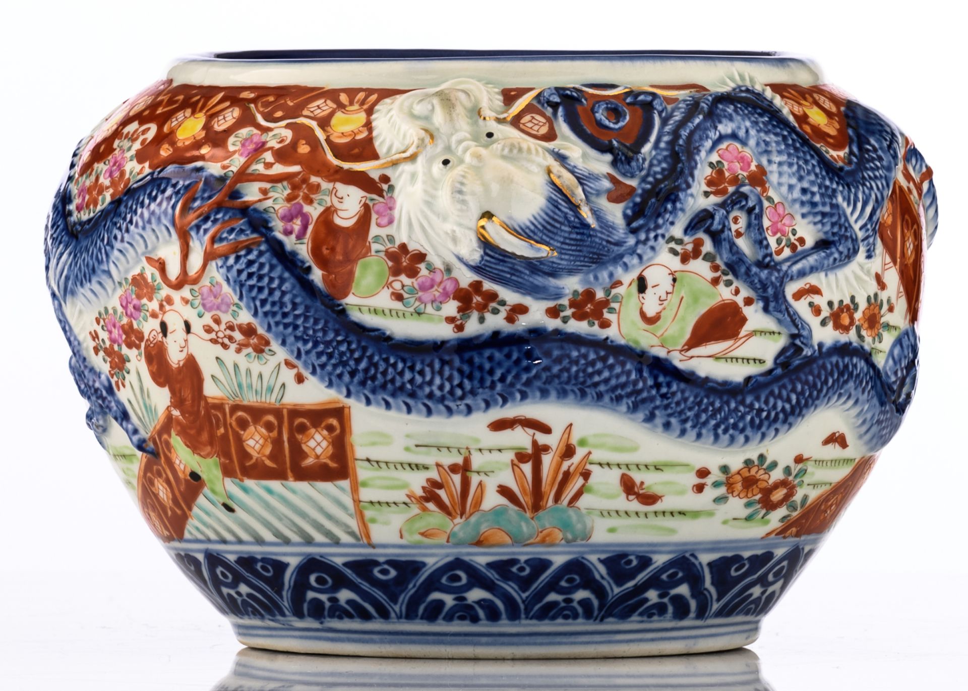 A lot of one round, two ovoid and three mounted ovoid Japanese Arita Imari porcelain basins, later 1 - Bild 18 aus 23
