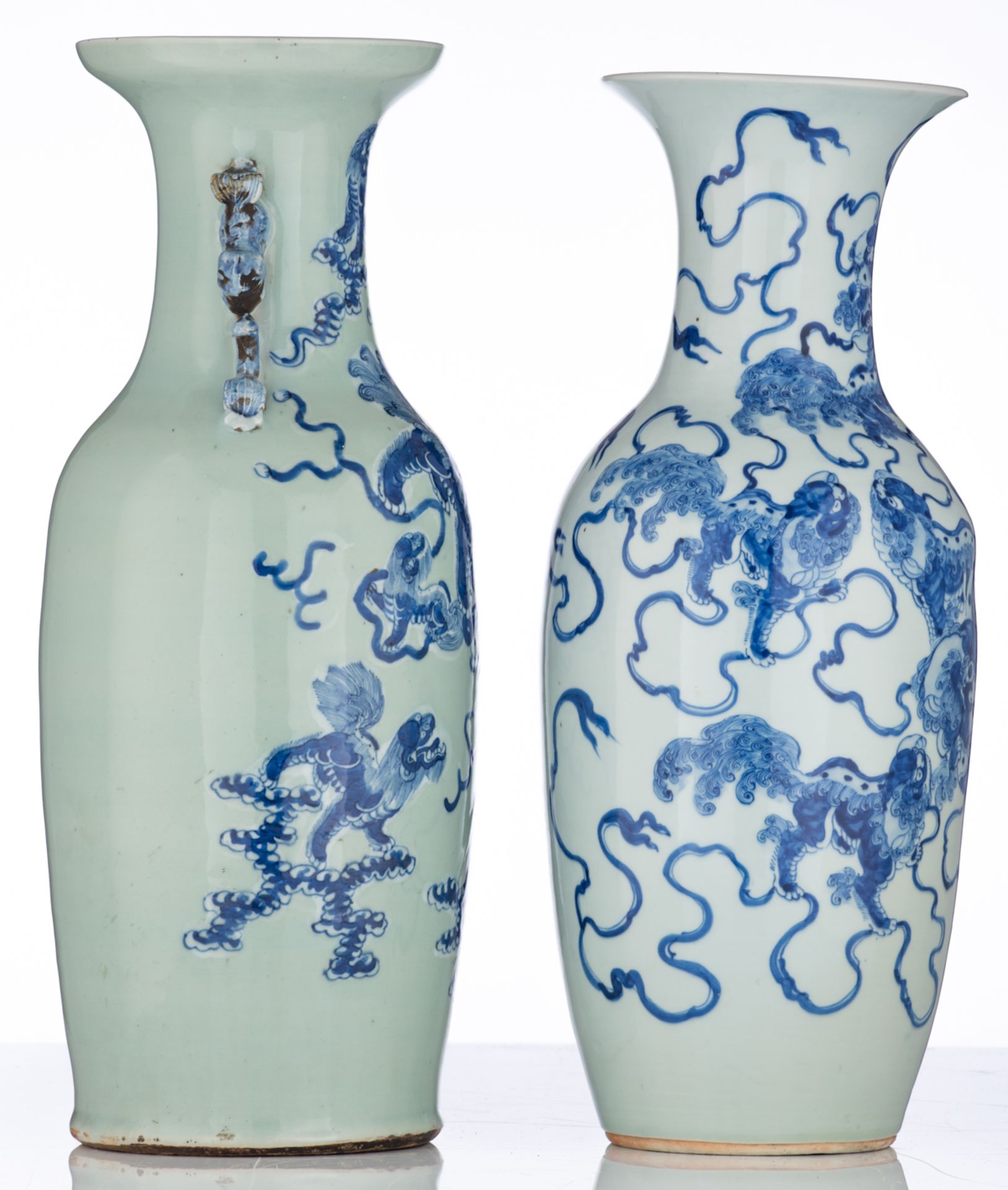 A Chinese celadon ground blue and white vase, decorated with Fu lions, 19thC; added a similar vase, - Bild 4 aus 6