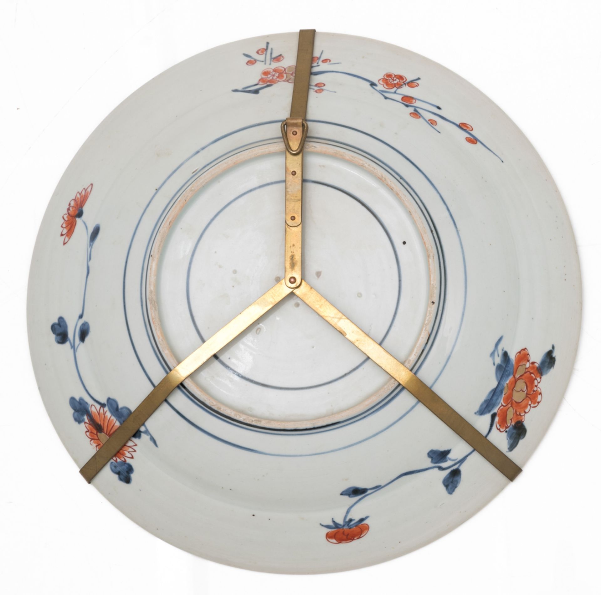 A large Japanese Arita Imari plate, the centre decorated with a flower basket, the border with a wav - Image 2 of 2